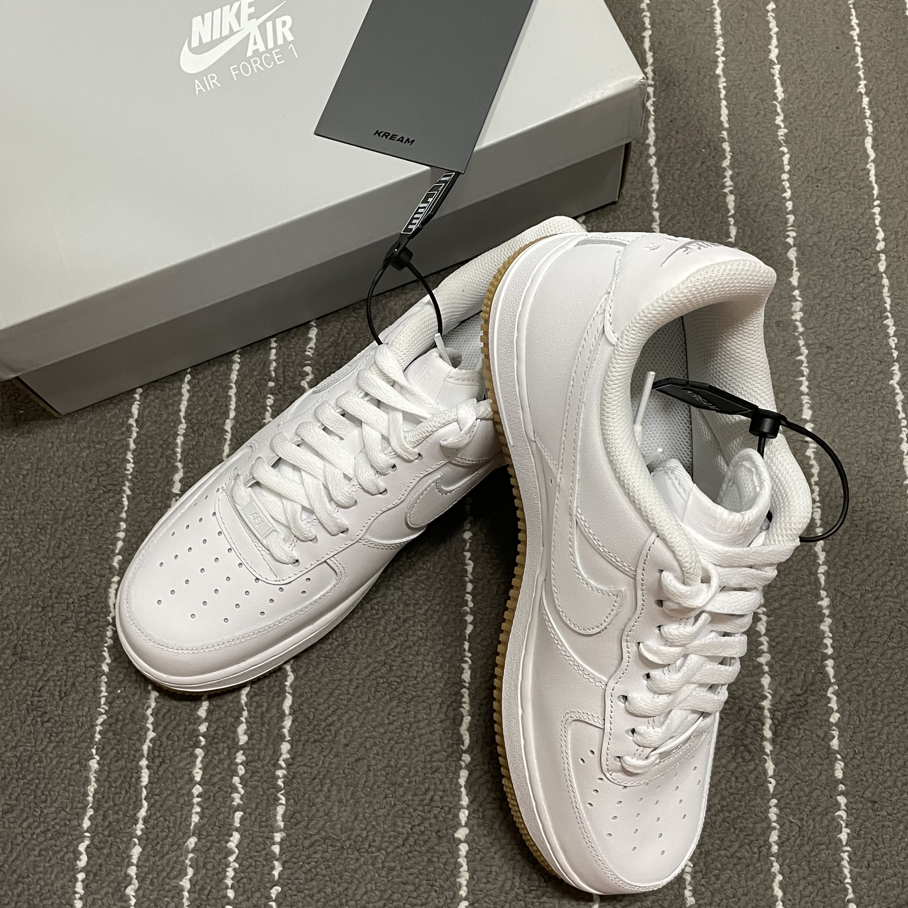 Nike Air Force 1 '07 White Gum Light Brown 착용 스타일 - 2