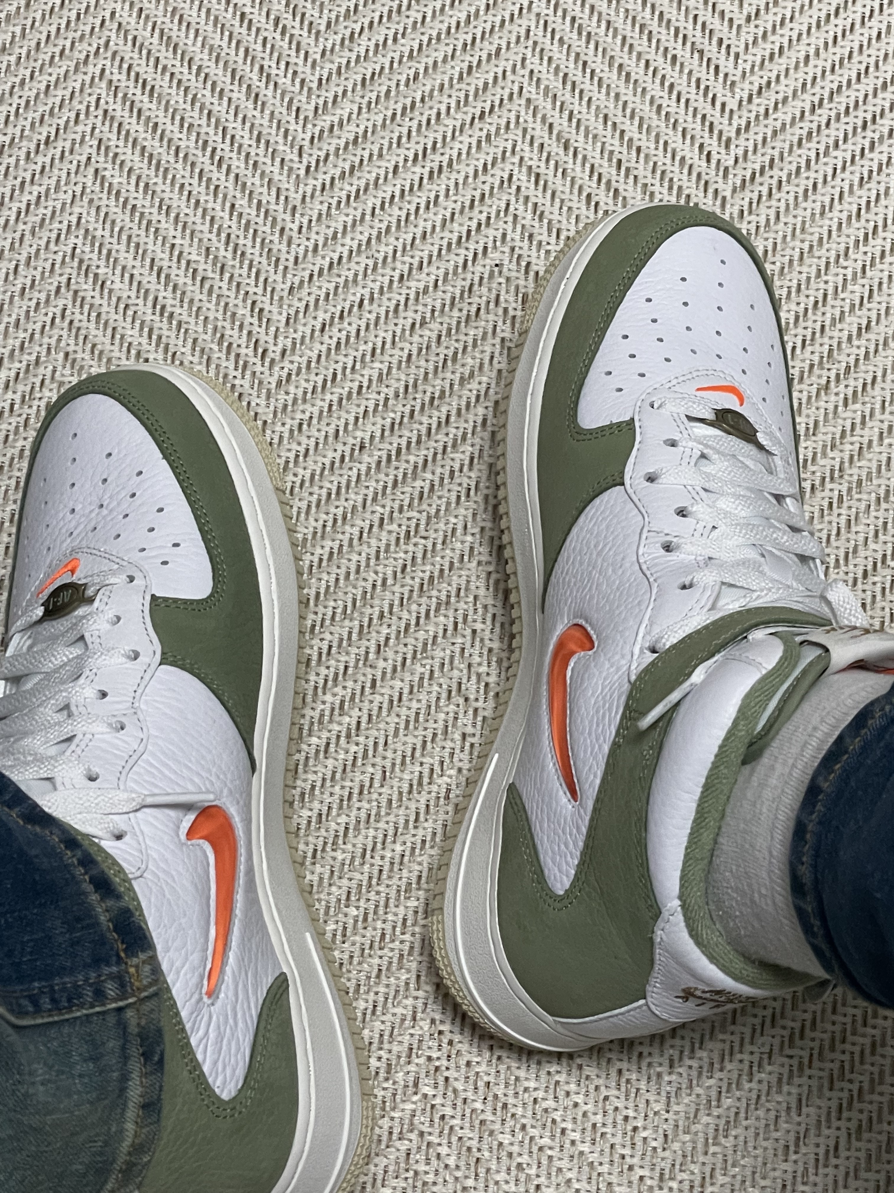 Nike Air Force 1 Mid '07 QS Olive Green and Total Orange 착용 스타일 - 5