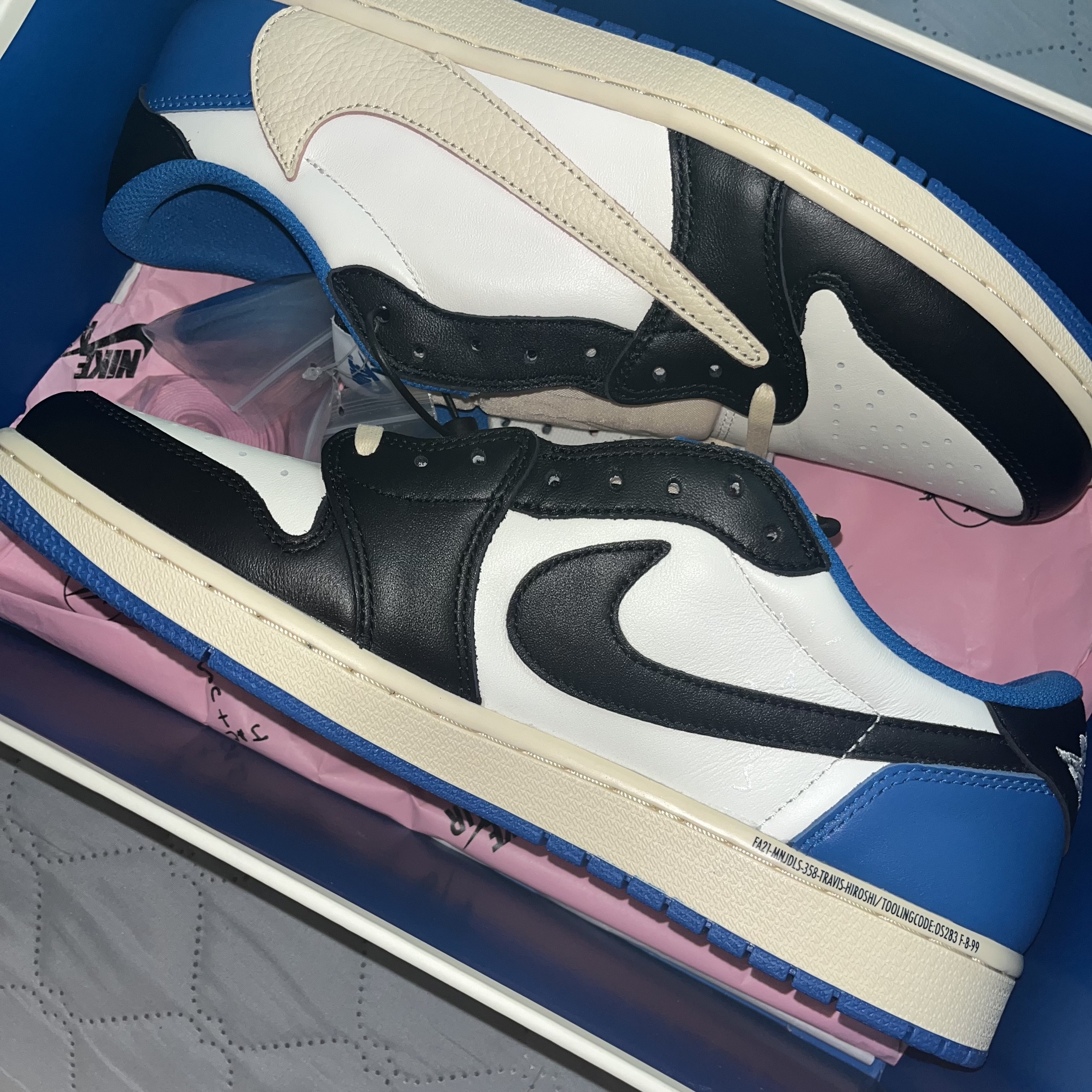 Jordan 1 x Travis Scott x Fragment Retro Low OG SP Military Blue 착용 스타일 - 2