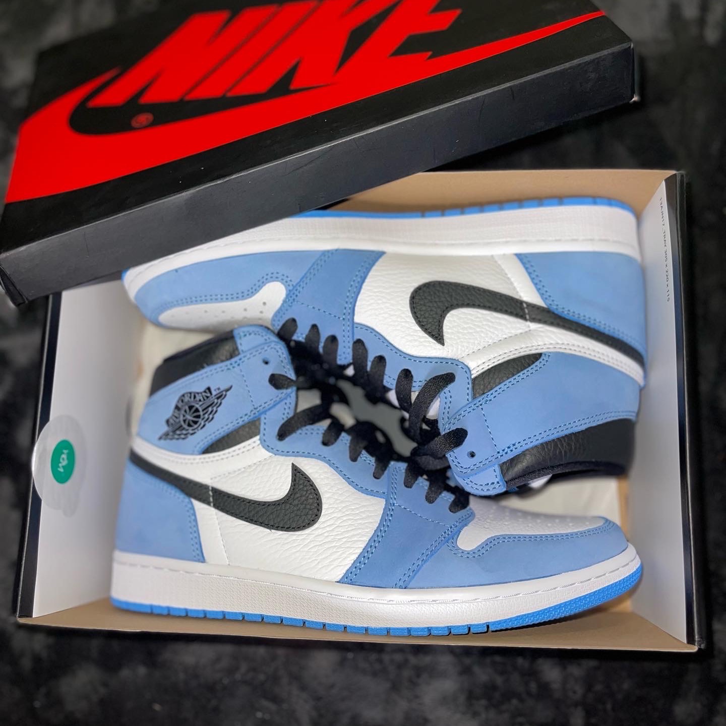Jordan 1 Retro High OG University Blue 착용 스타일 - 3