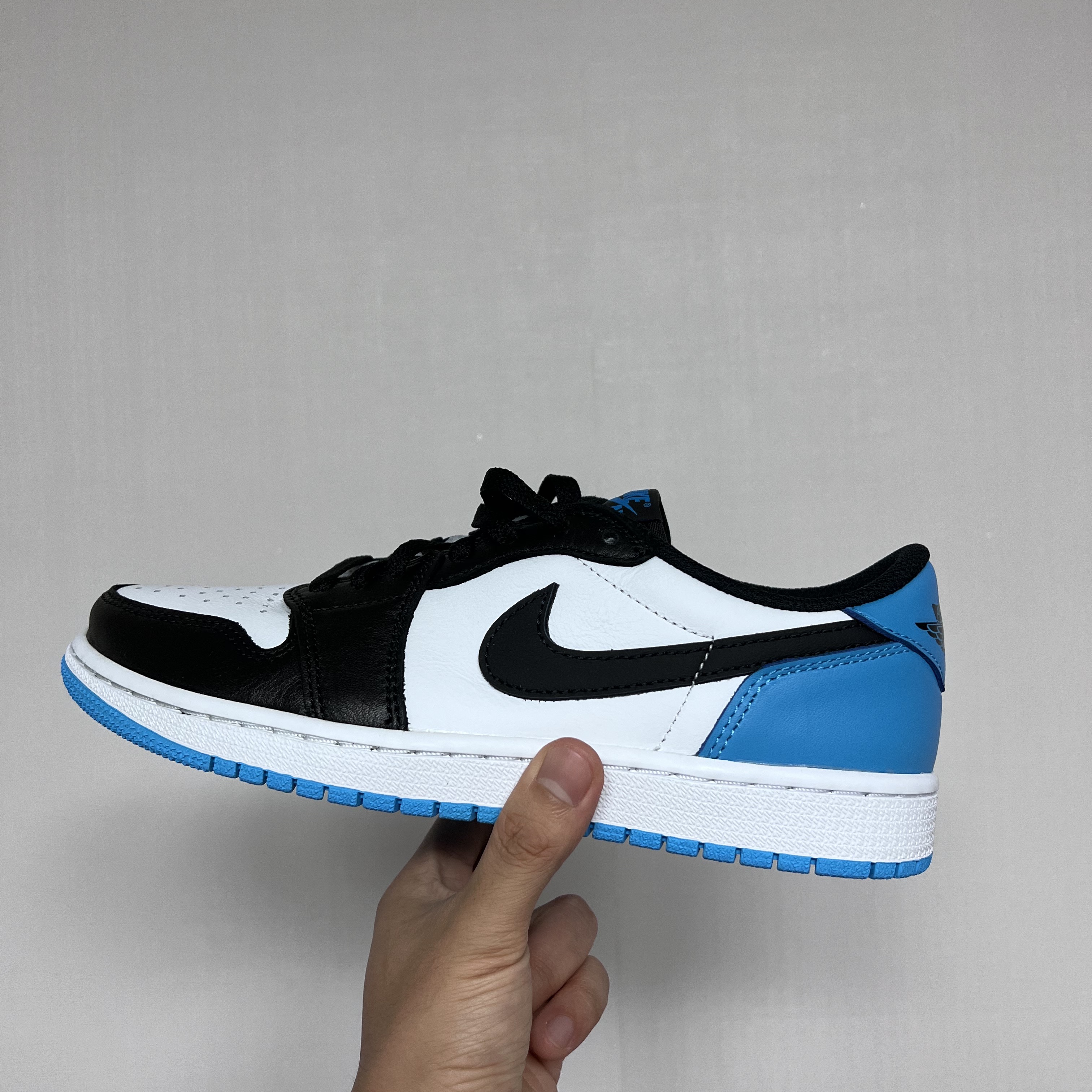 Jordan 1 Retro Low OG Black and Dark Powder Blue 착용 스타일 - 2