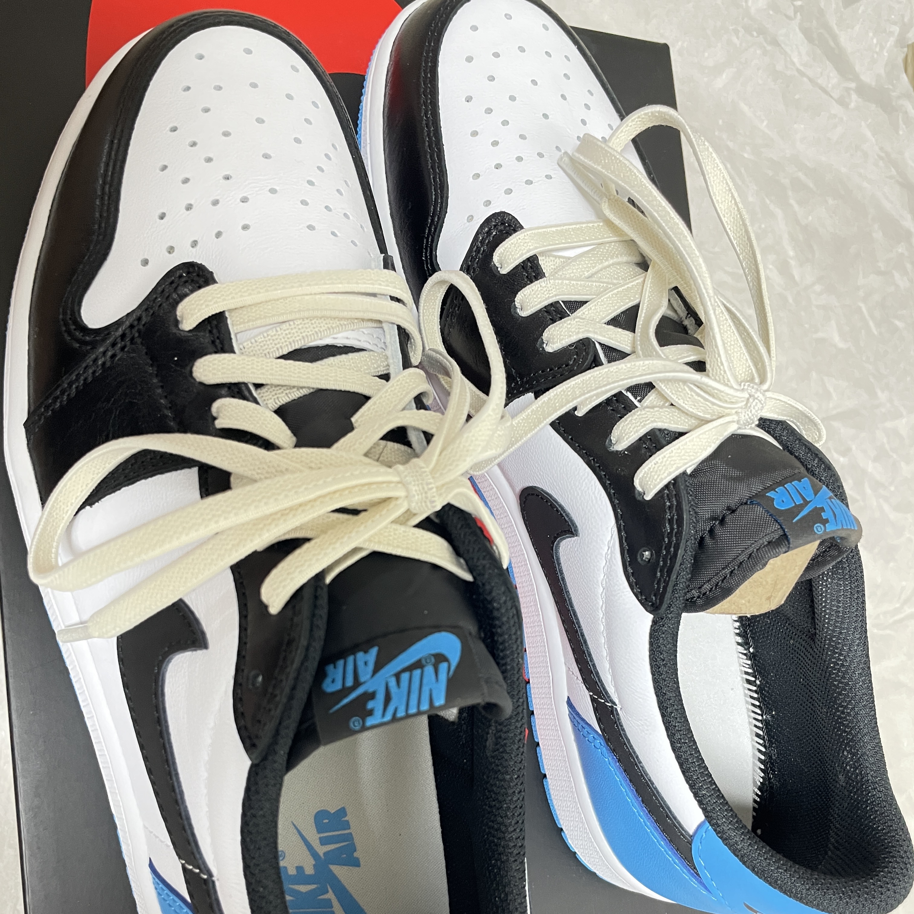 Jordan 1 Retro Low OG Black and Dark Powder Blue 착용 스타일 - 3