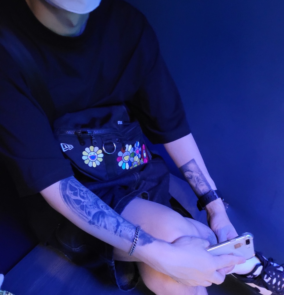 New Era x Murakami Takashi Flower Waist Bag Black 착용 스타일