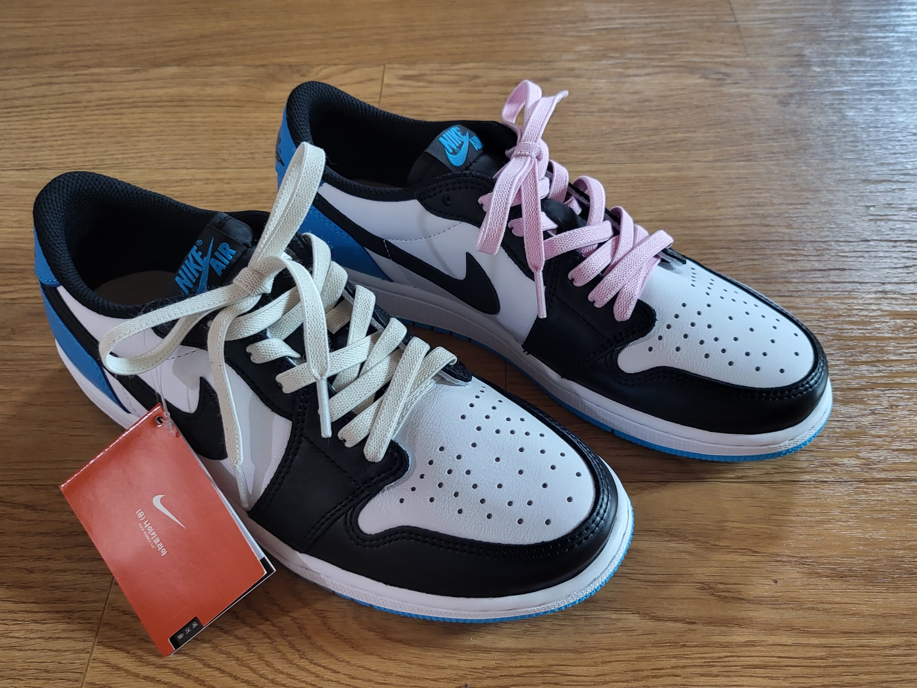 Jordan 1 Retro Low OG Black and Dark Powder Blue 착용 스타일