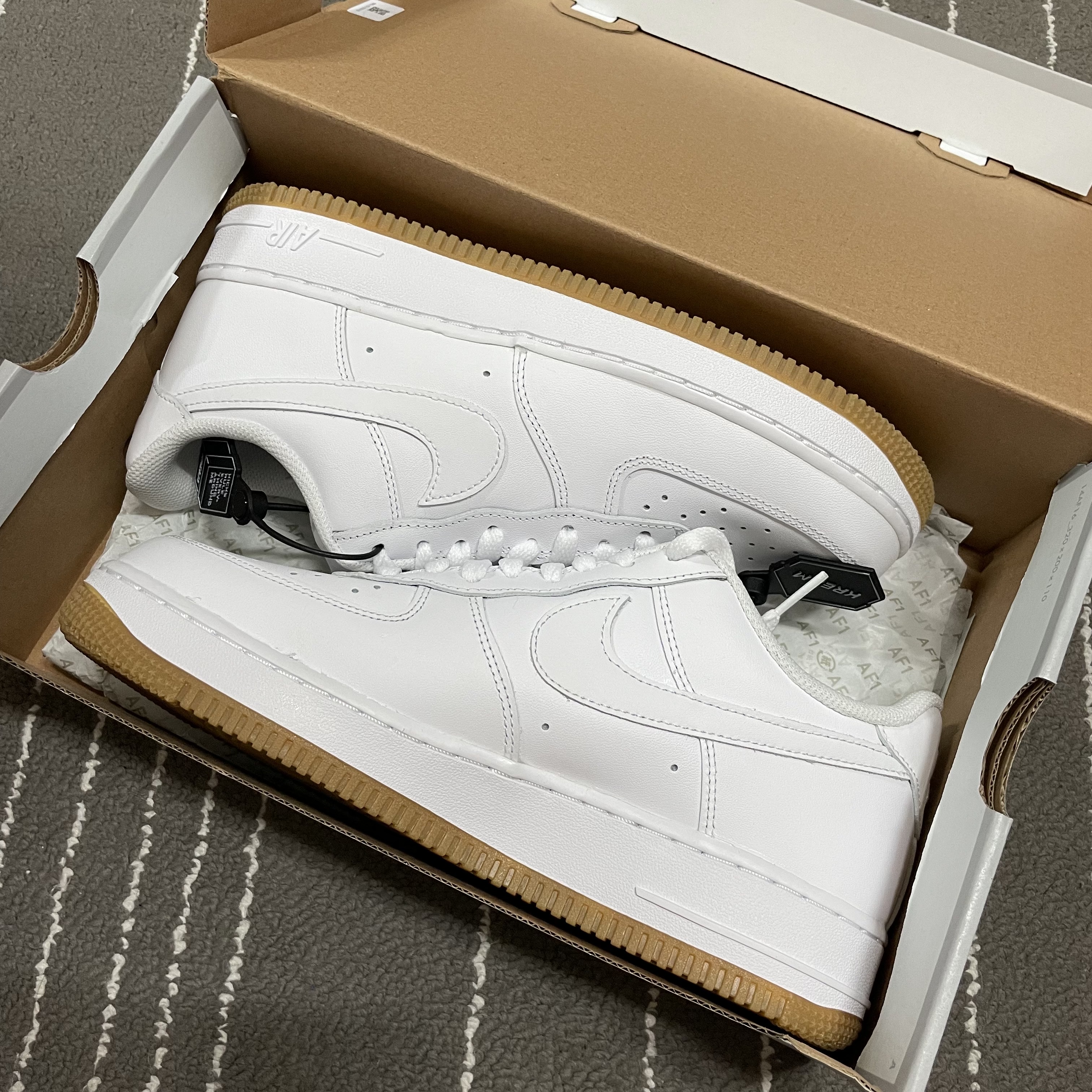 Nike Air Force 1 '07 White Gum Light Brown 착용 스타일 - 1