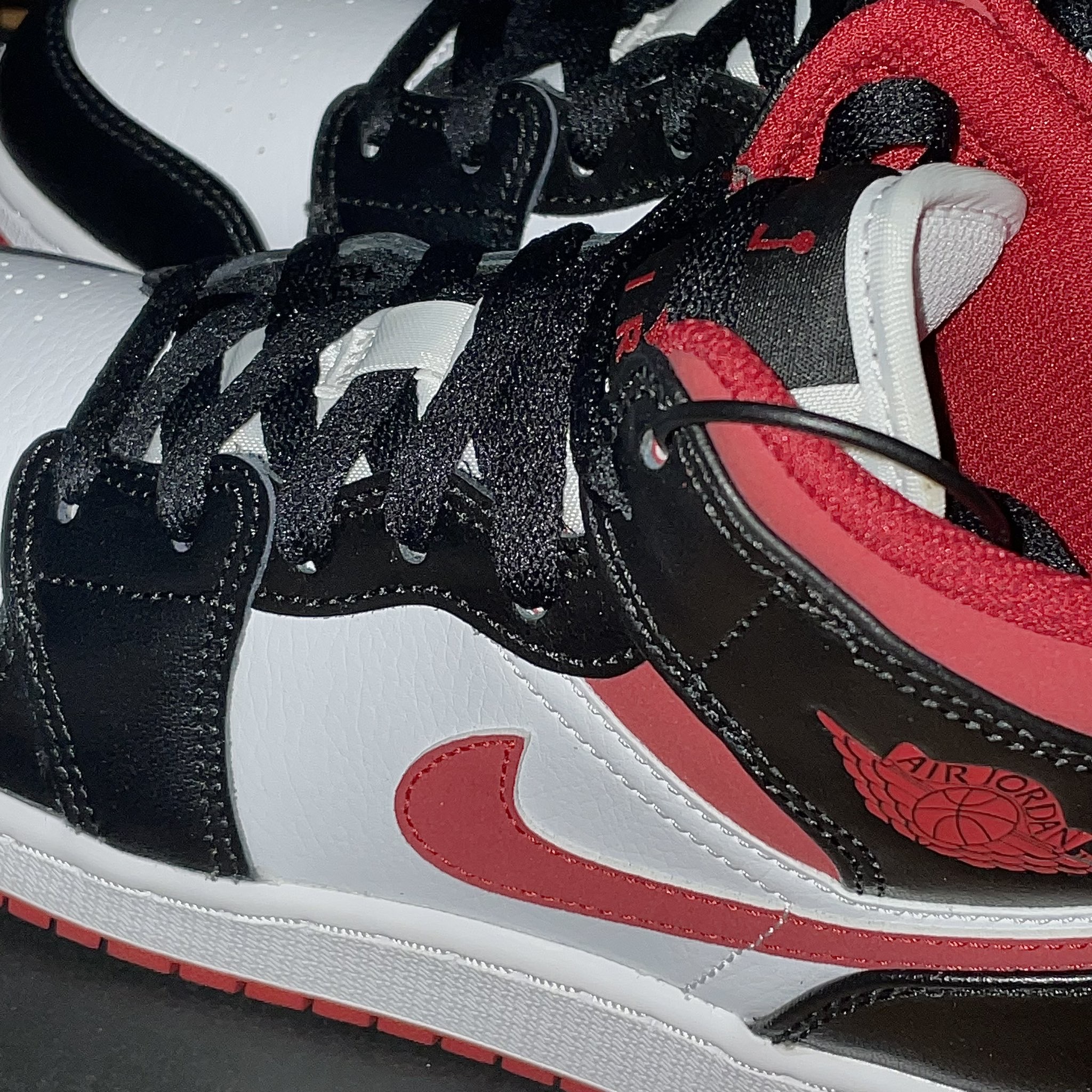 Jordan 1 Mid Gym Red Black White 착용 스타일