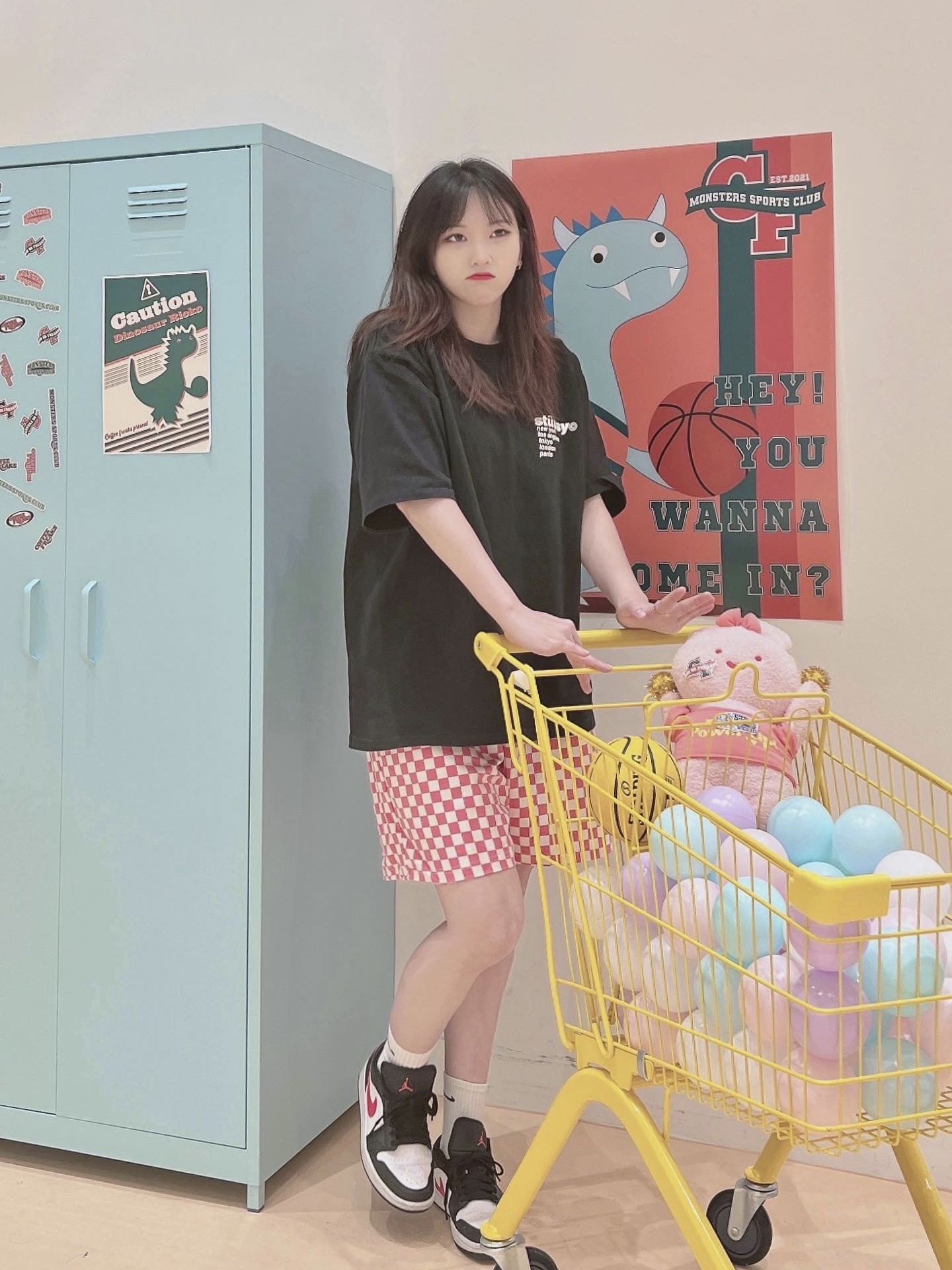 Stussy Strawberry T-Shirt Black, (W) Jordan 1 Low Black Siren Red 착용 스타일