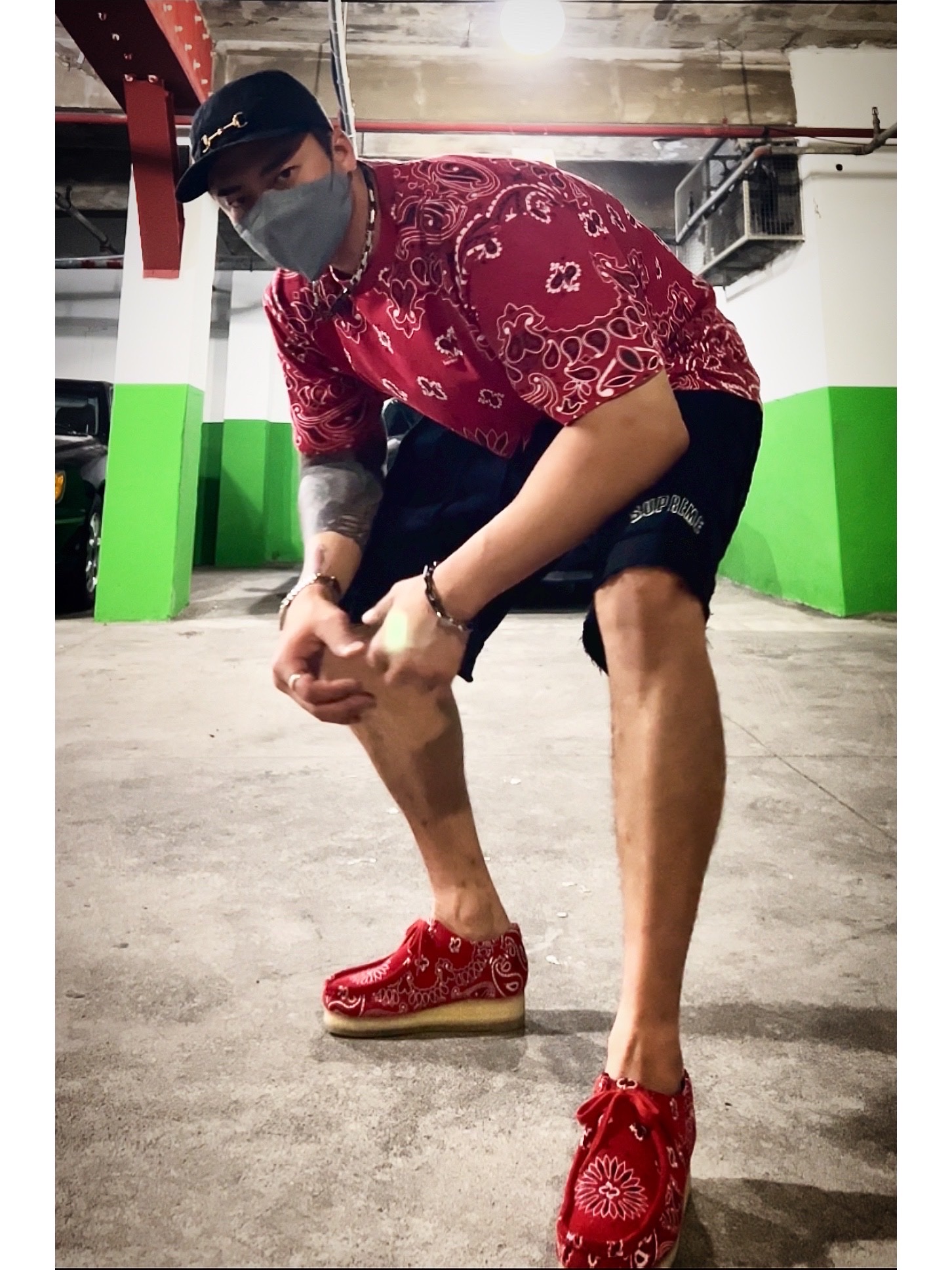 Supreme Small Box T-Shirt Red Bandana - 21SS, Supreme Reverse Patchwork Sweatshorts Black - 22SS 착용 스타일 - 2