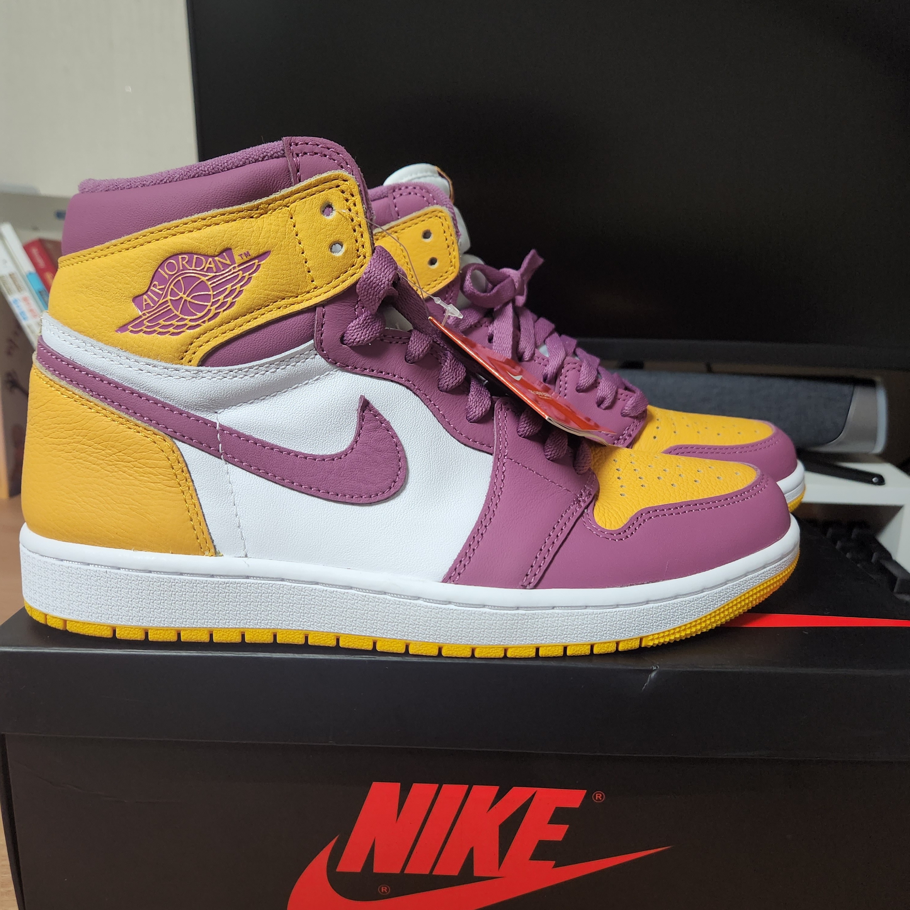 Jordan 1 Retro High OG University Gold Light Bordeaux 착용 스타일