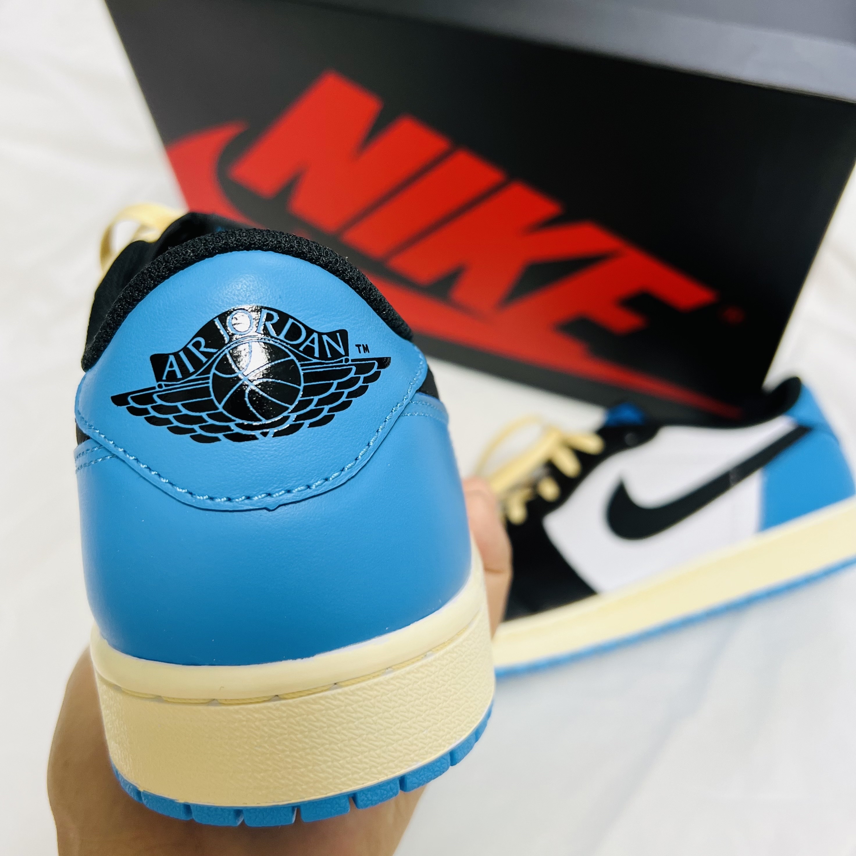 Jordan 1 Retro Low OG Black and Dark Powder Blue 착용 스타일 - 3