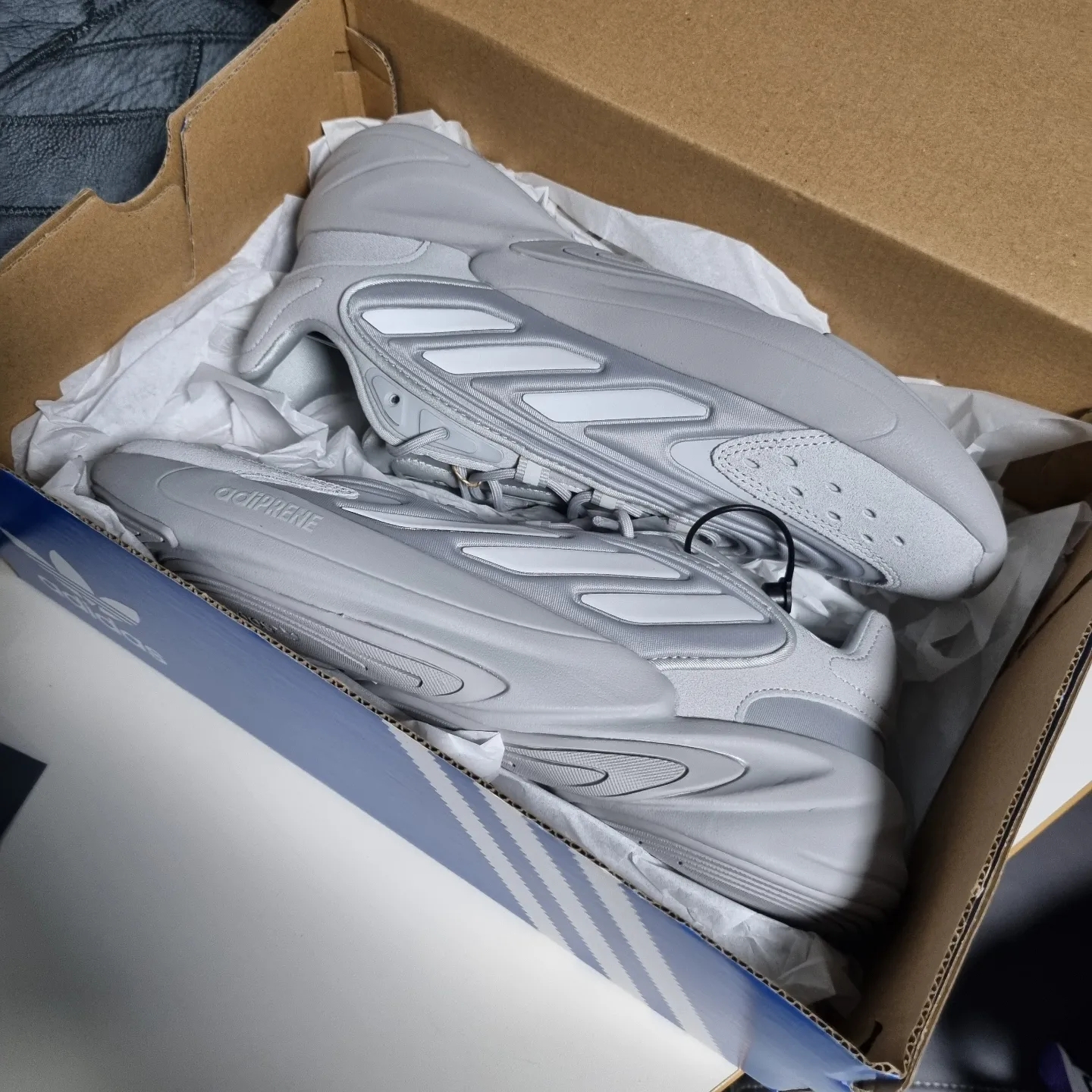 Adidas Ozelia Grey 착용 스타일 - 4
