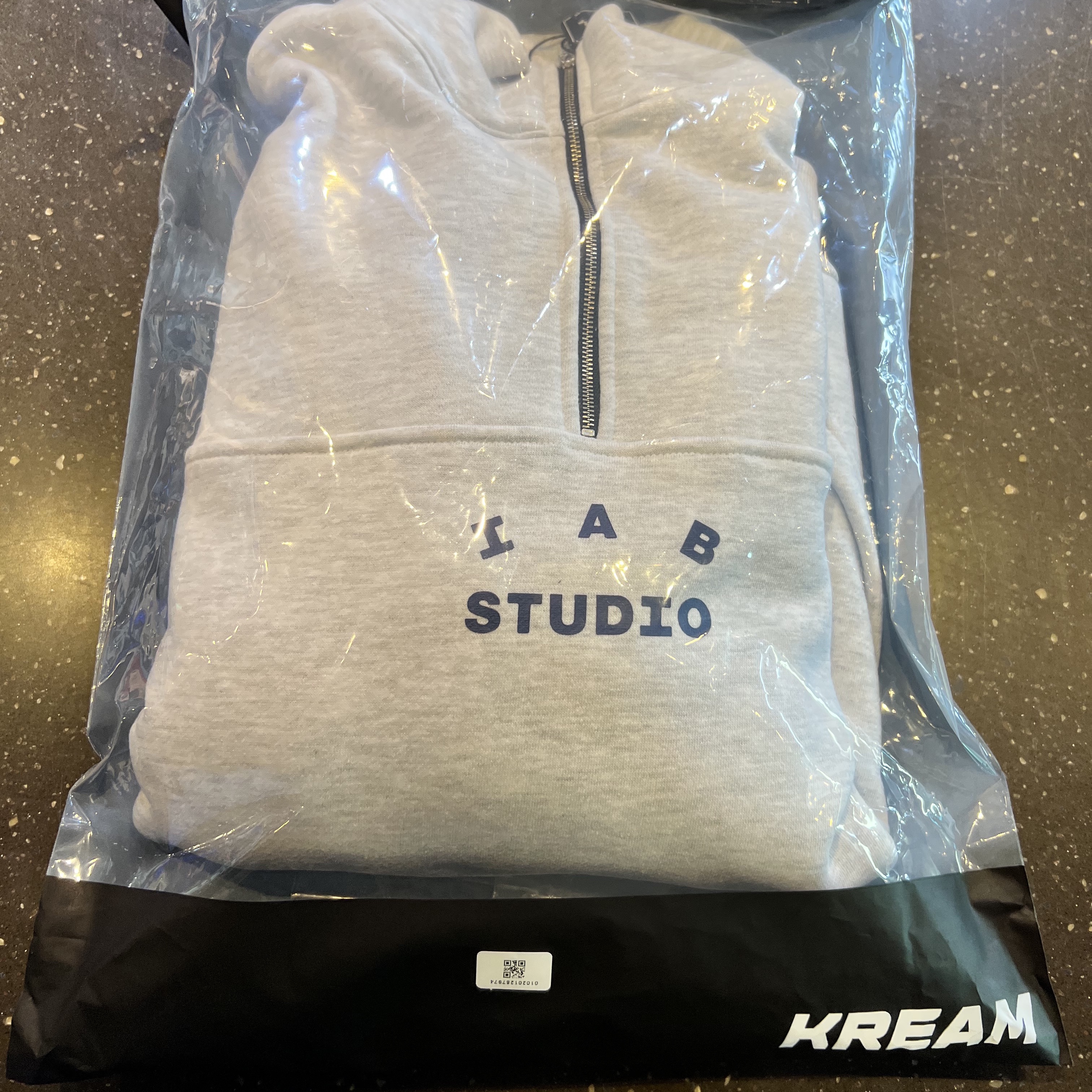 IAB Studio Half Zip Pullover Light Gray 착용 스타일