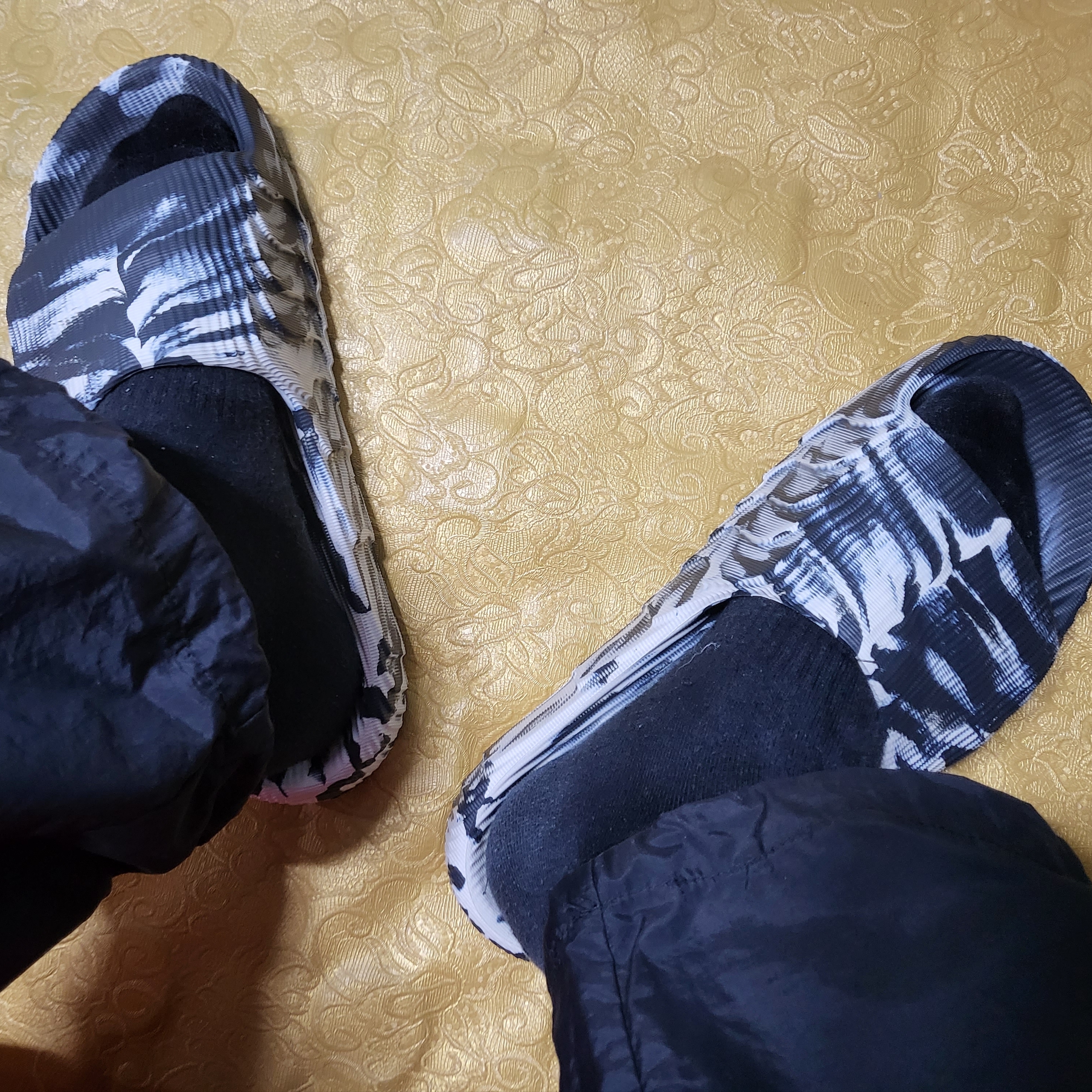 Adidas Adilette 22 Carbon Aluminium 착용 스타일
