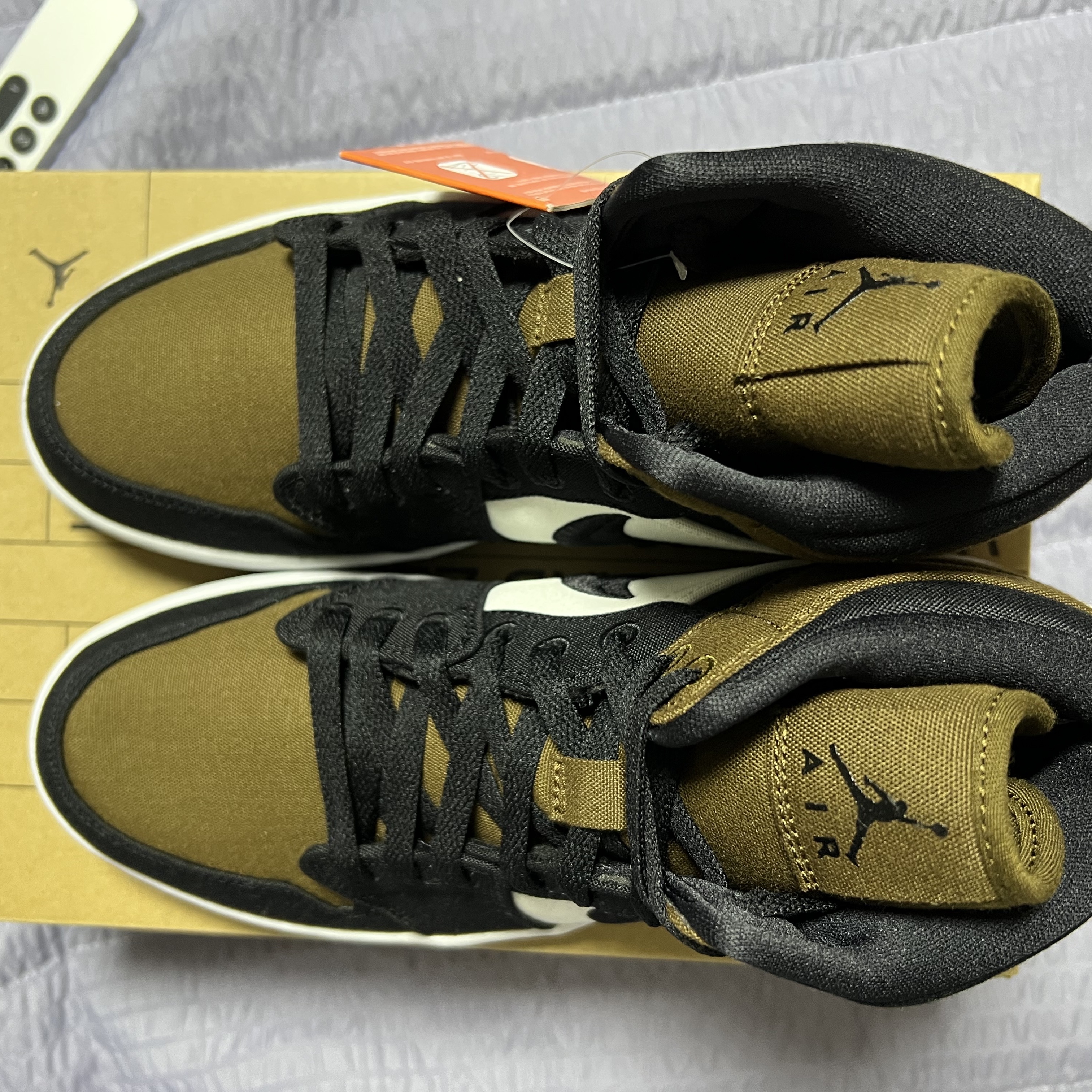 (W) Jordan 1 Mid SE Light Olive Black 착용 스타일 - 1