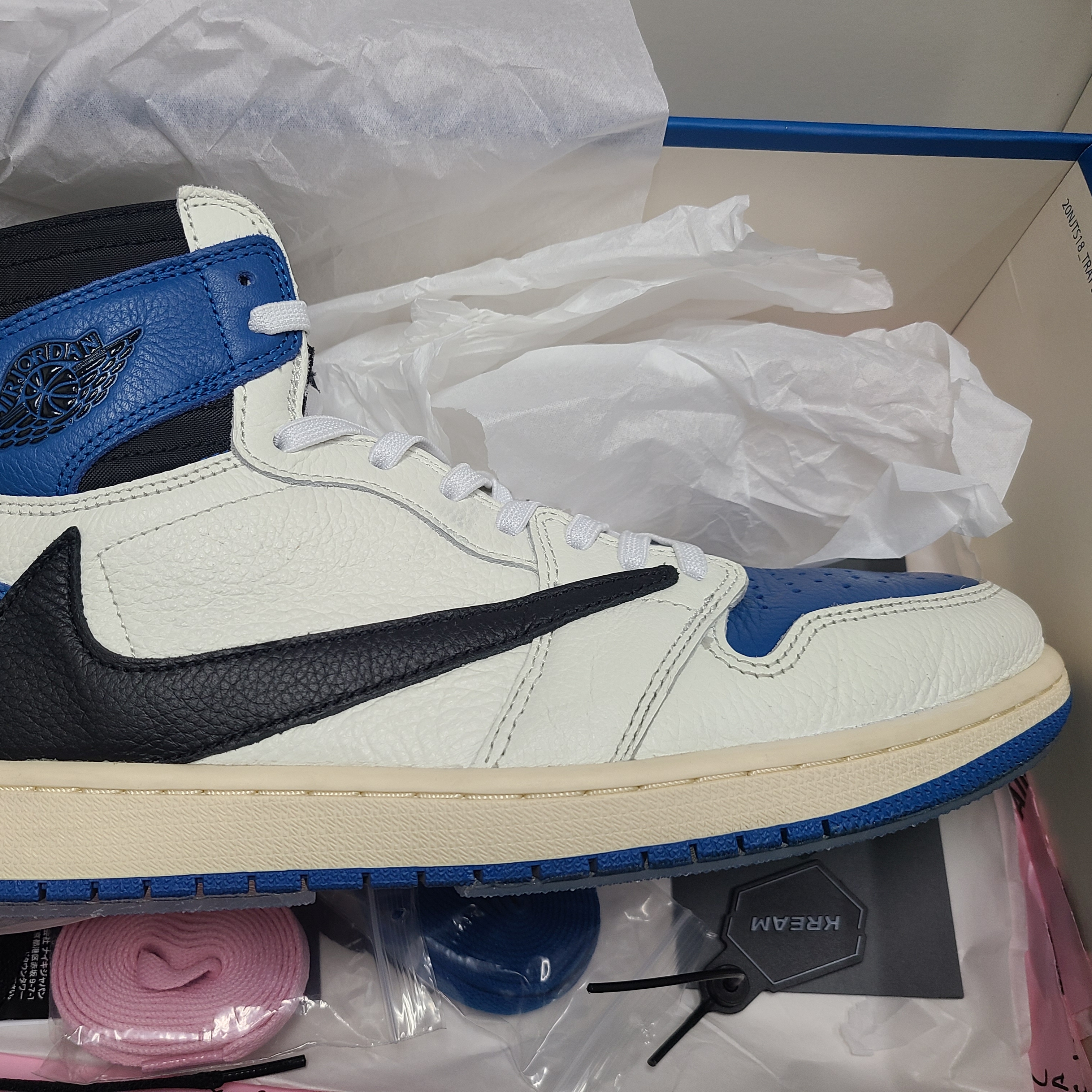 Jordan 1 x Travis Scott x Fragment Retro High OG SP Military Blue 착용 스타일 - 1