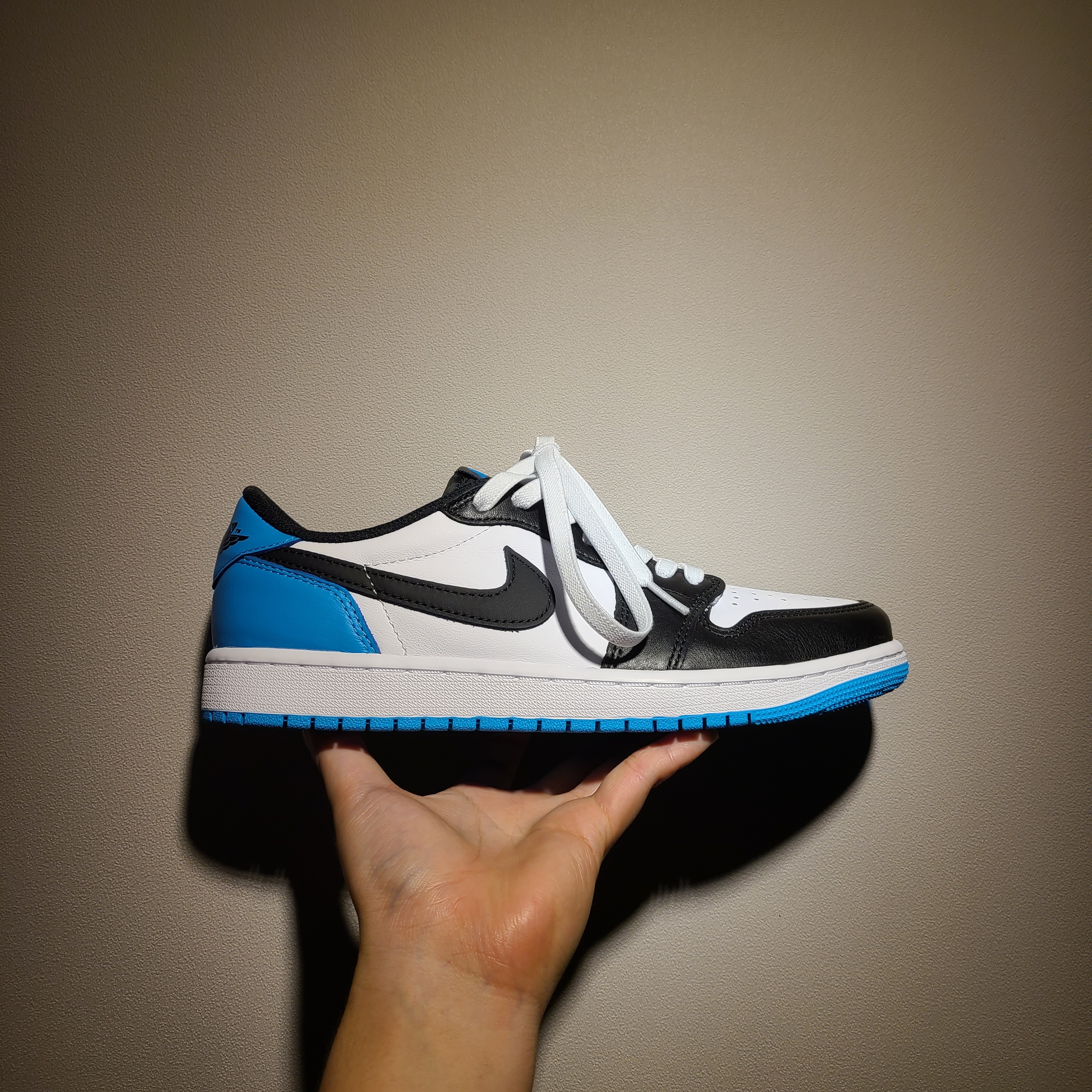 Jordan 1 Retro Low OG Black and Dark Powder Blue 착용 스타일