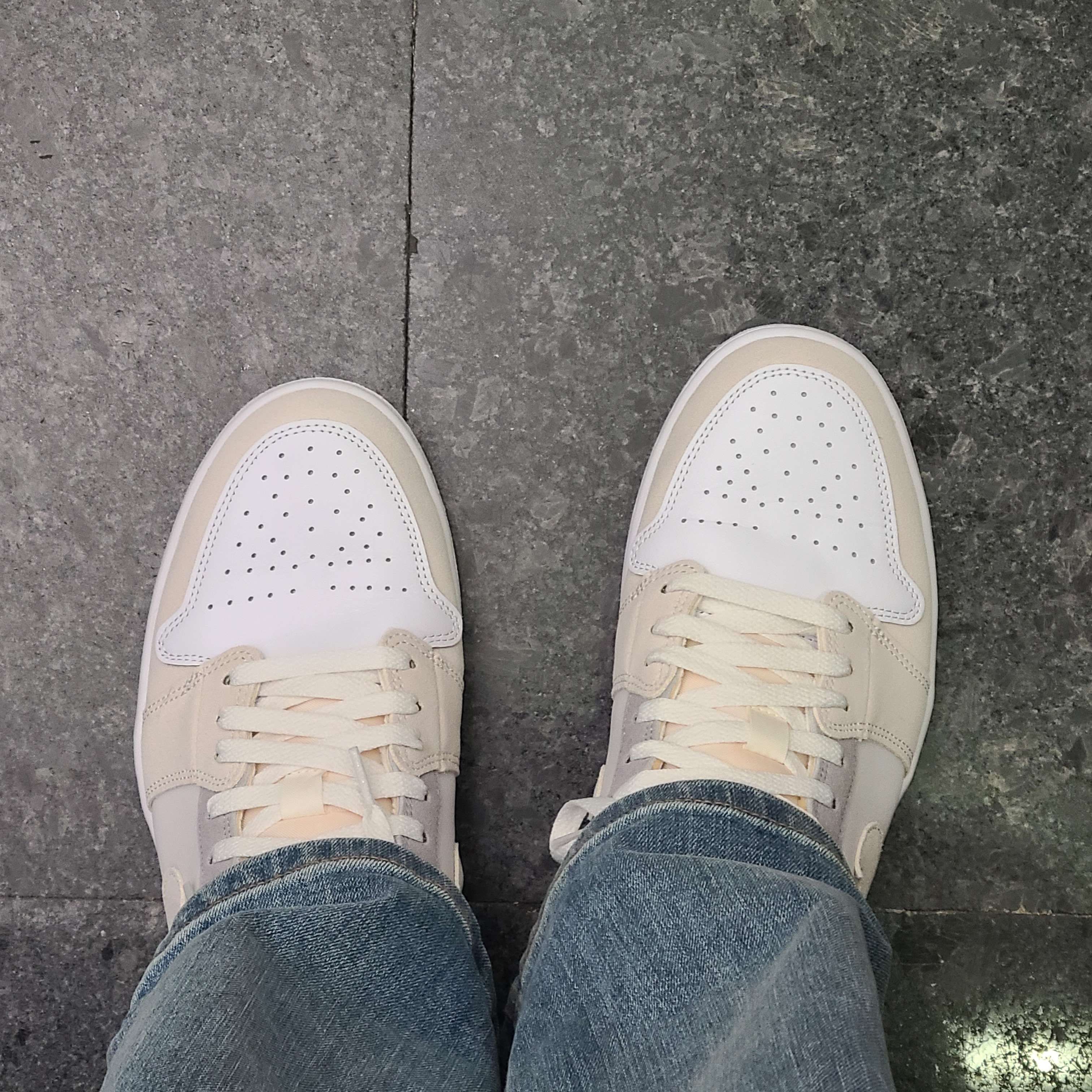 Jordan 1 Low SE Craft White and Phantom 착용 스타일 - 2