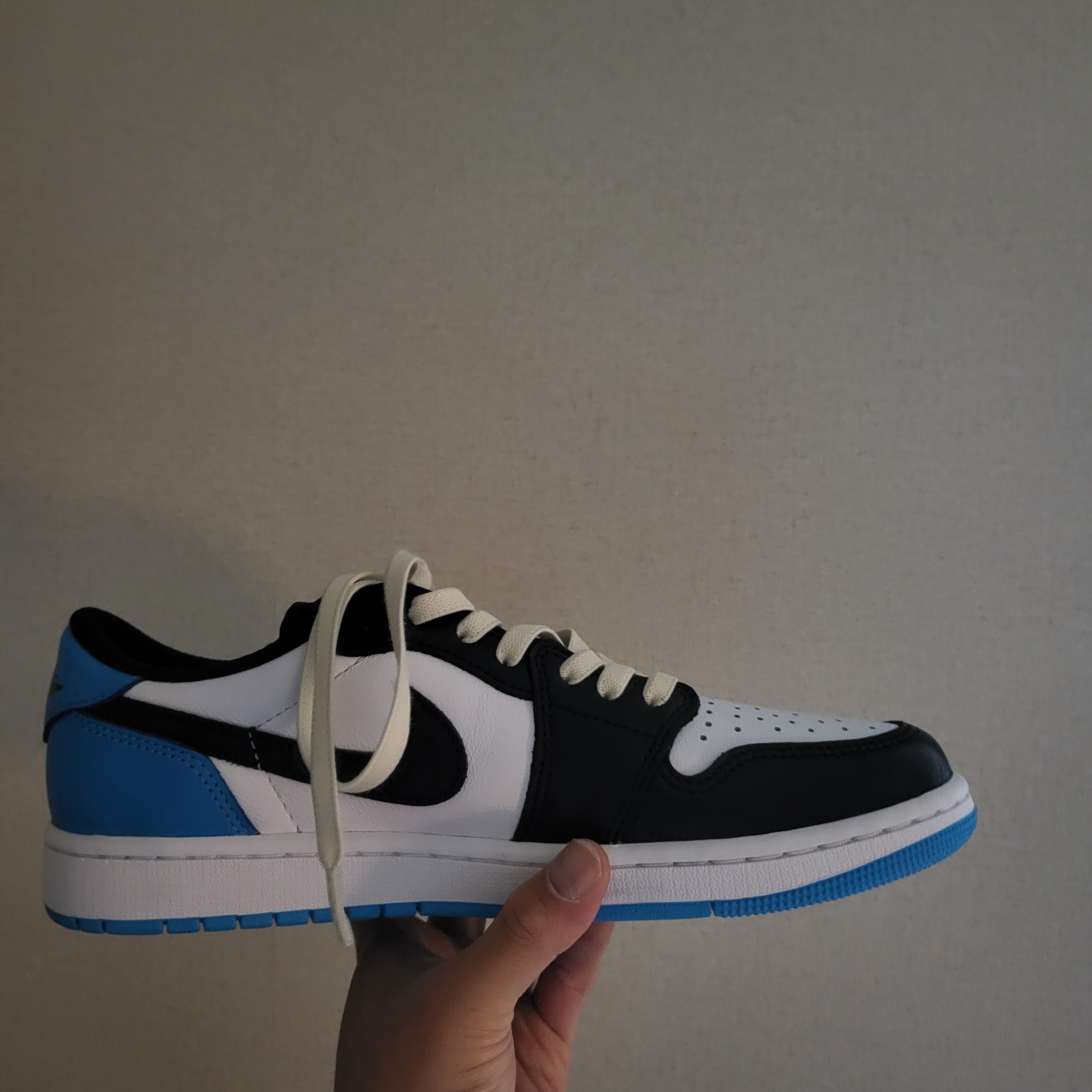 Jordan 1 Retro Low OG Black and Dark Powder Blue 착용 스타일 - 2