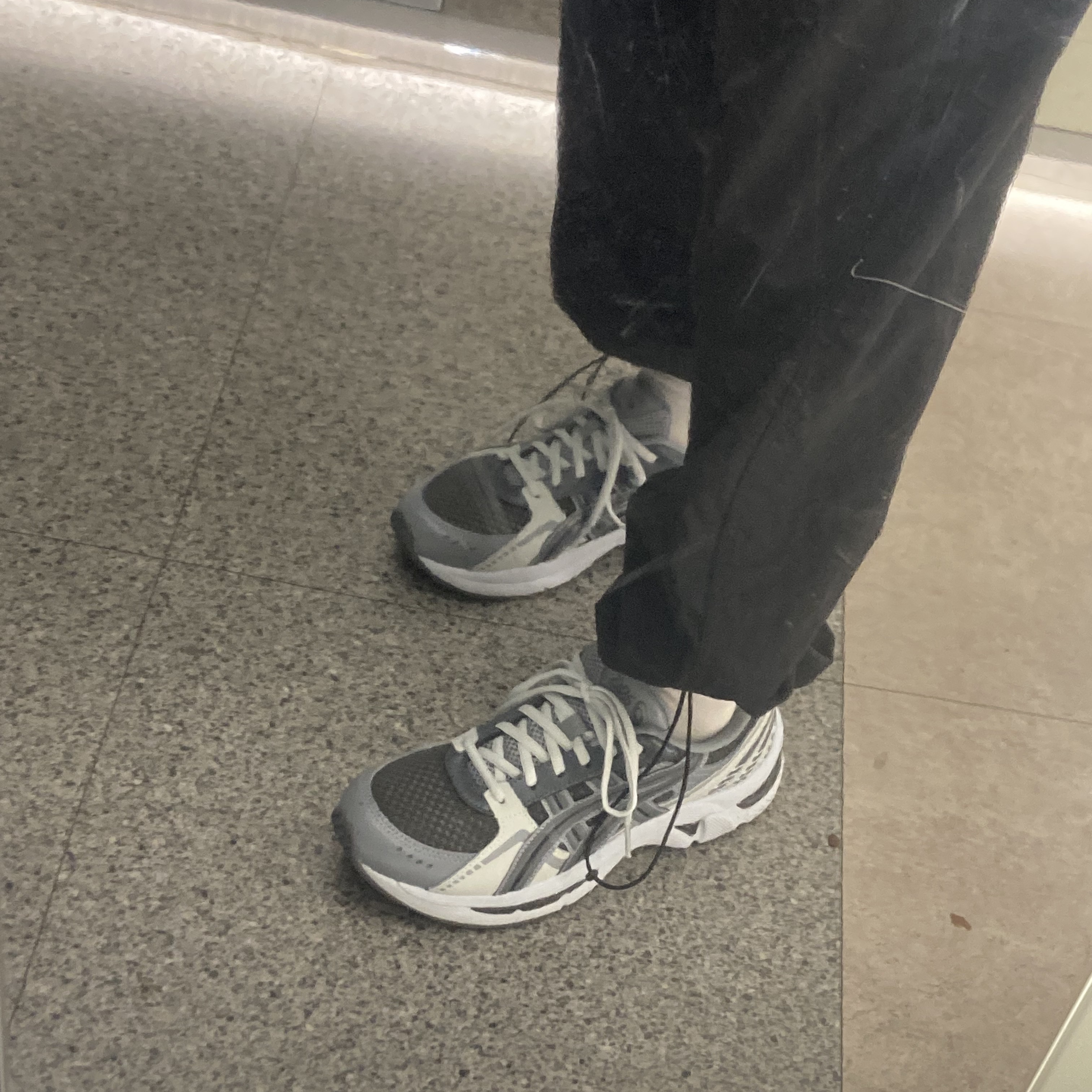 Asics Gel-Kyrios Carrier Grey 착용 스타일