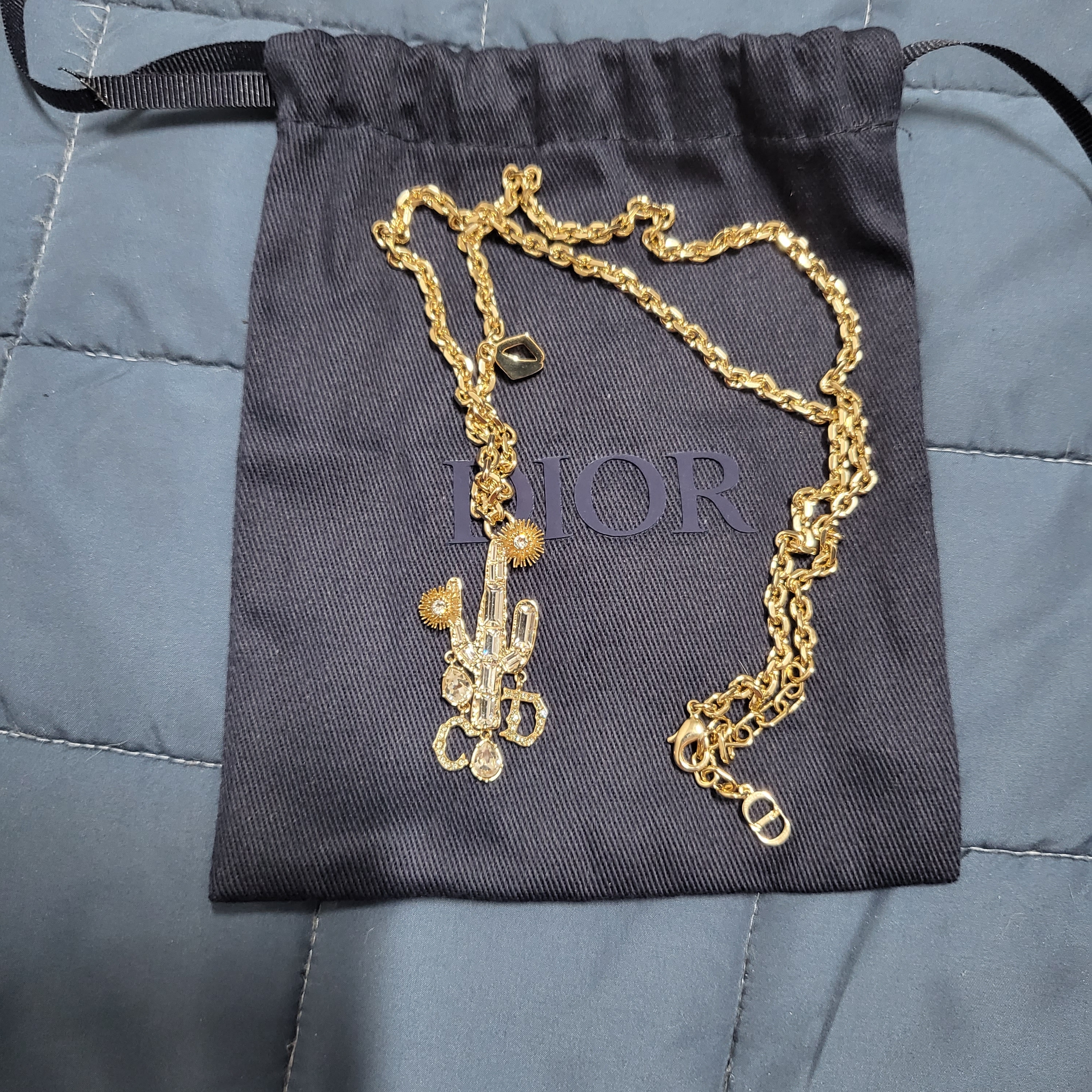 Dior x Cactus Jack Pendant Necklace Gold Finish Brass & White Crystals 착용 스타일