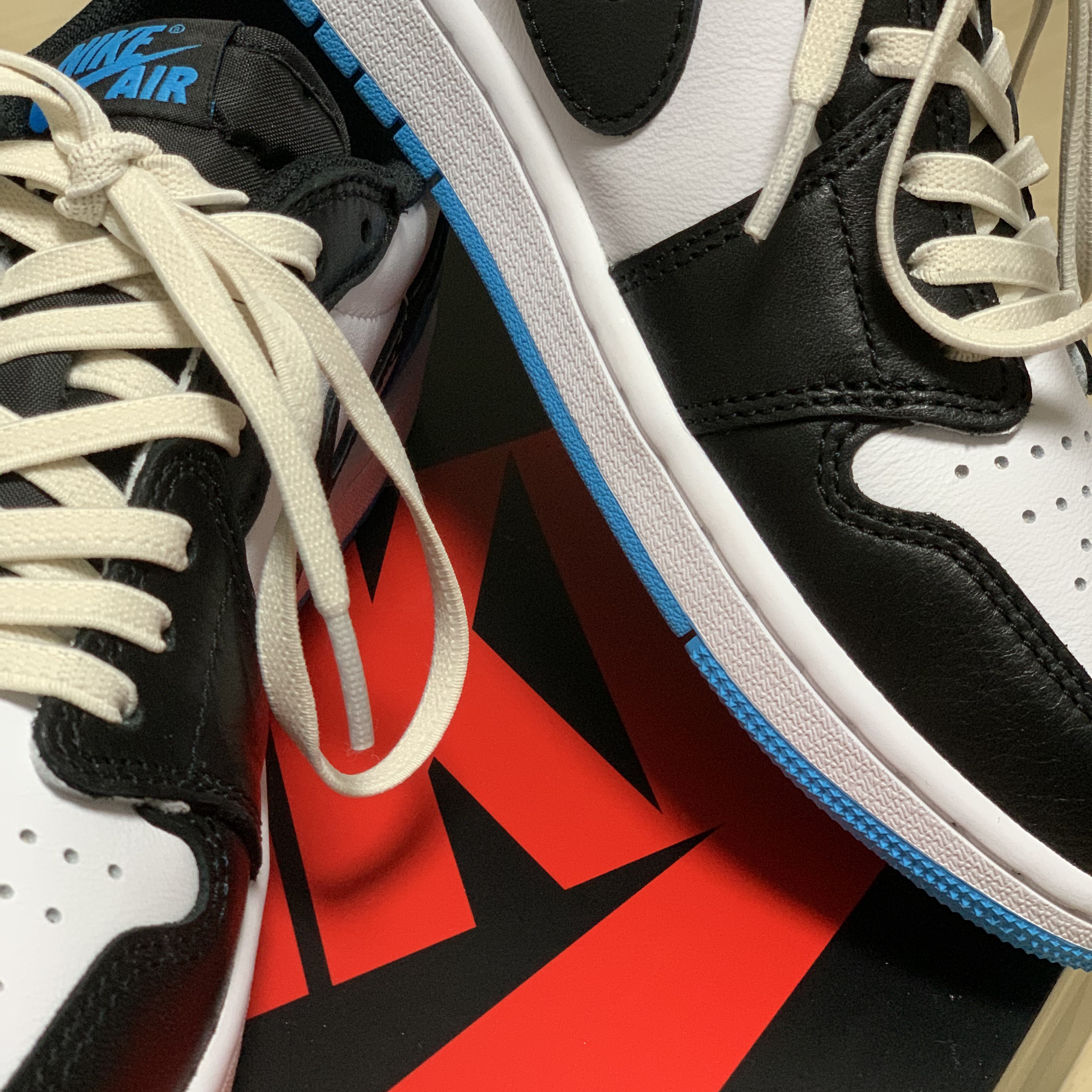 Jordan 1 Retro Low OG Black and Dark Powder Blue 착용 스타일 - 2