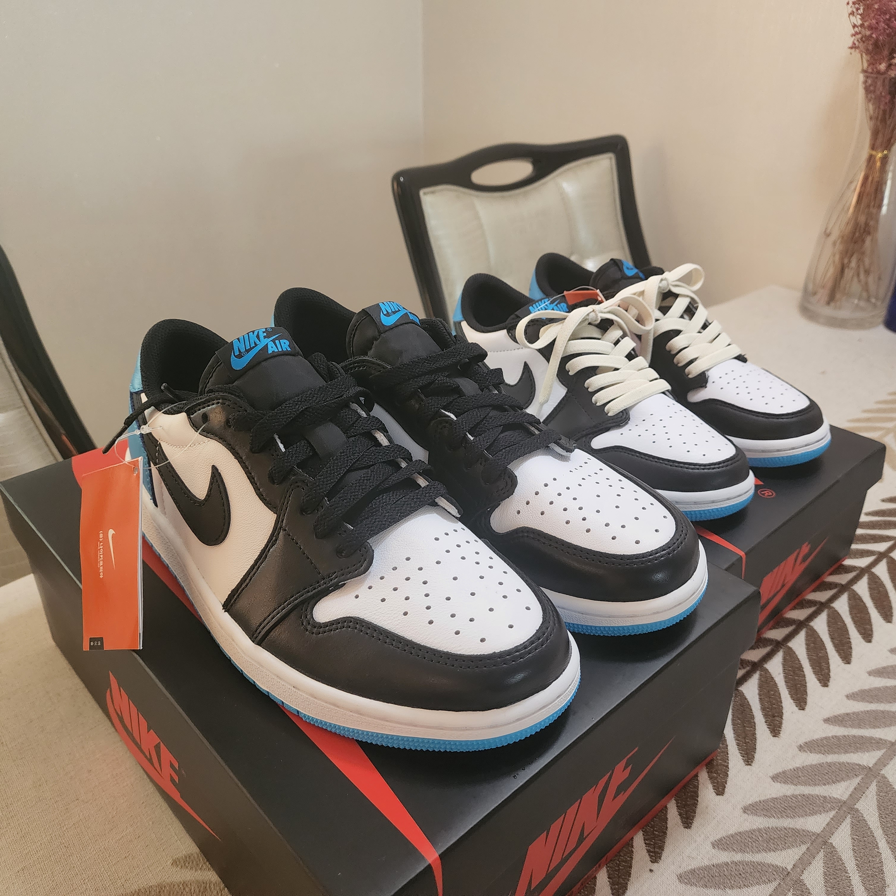 Jordan 1 Retro Low OG Black and Dark Powder Blue, (W) Jordan 1 Retro Low OG Black and Dark Powder Blue 착용 스타일 - 1