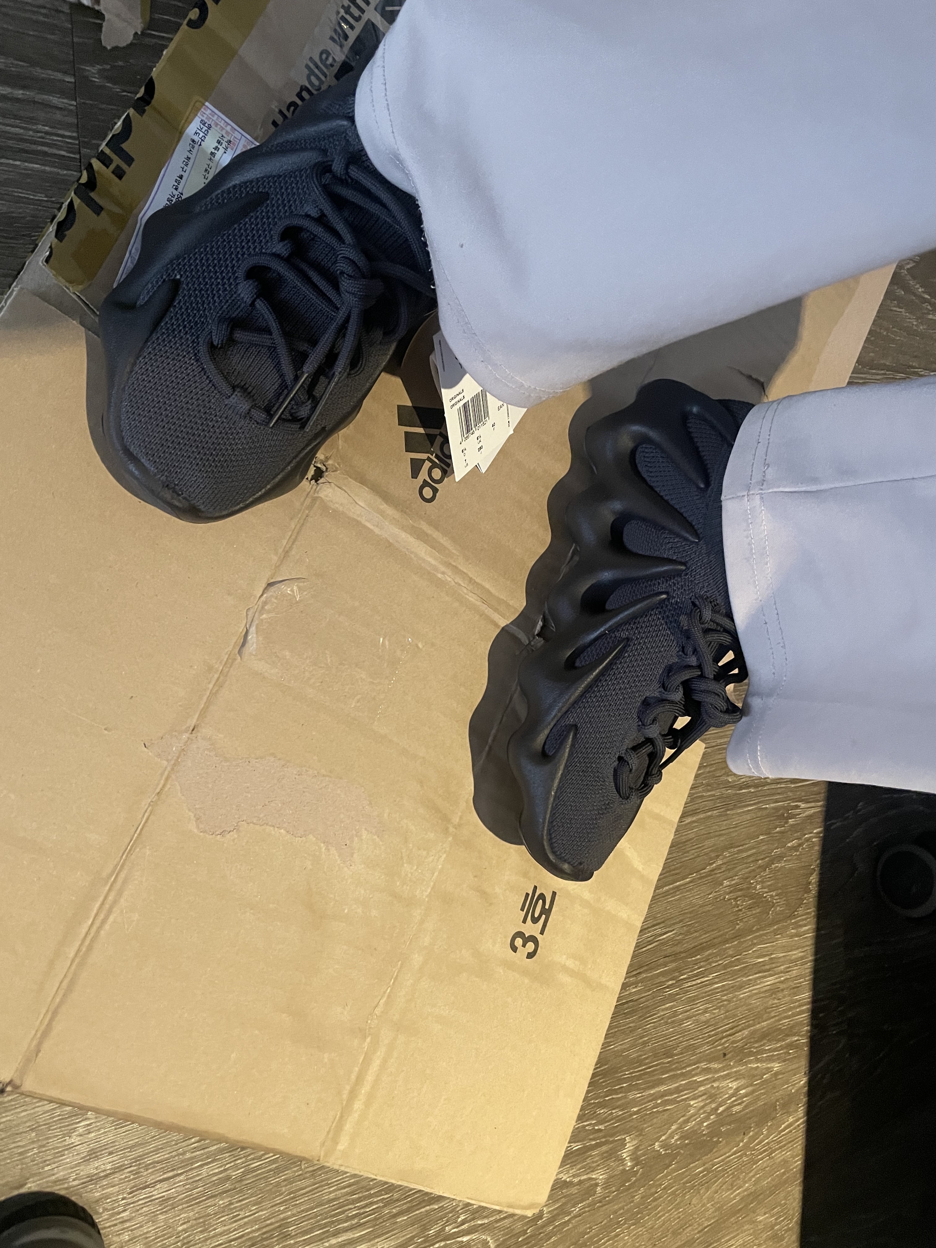 Adidas Yeezy 450 Dark Slate 착용 스타일 - 2