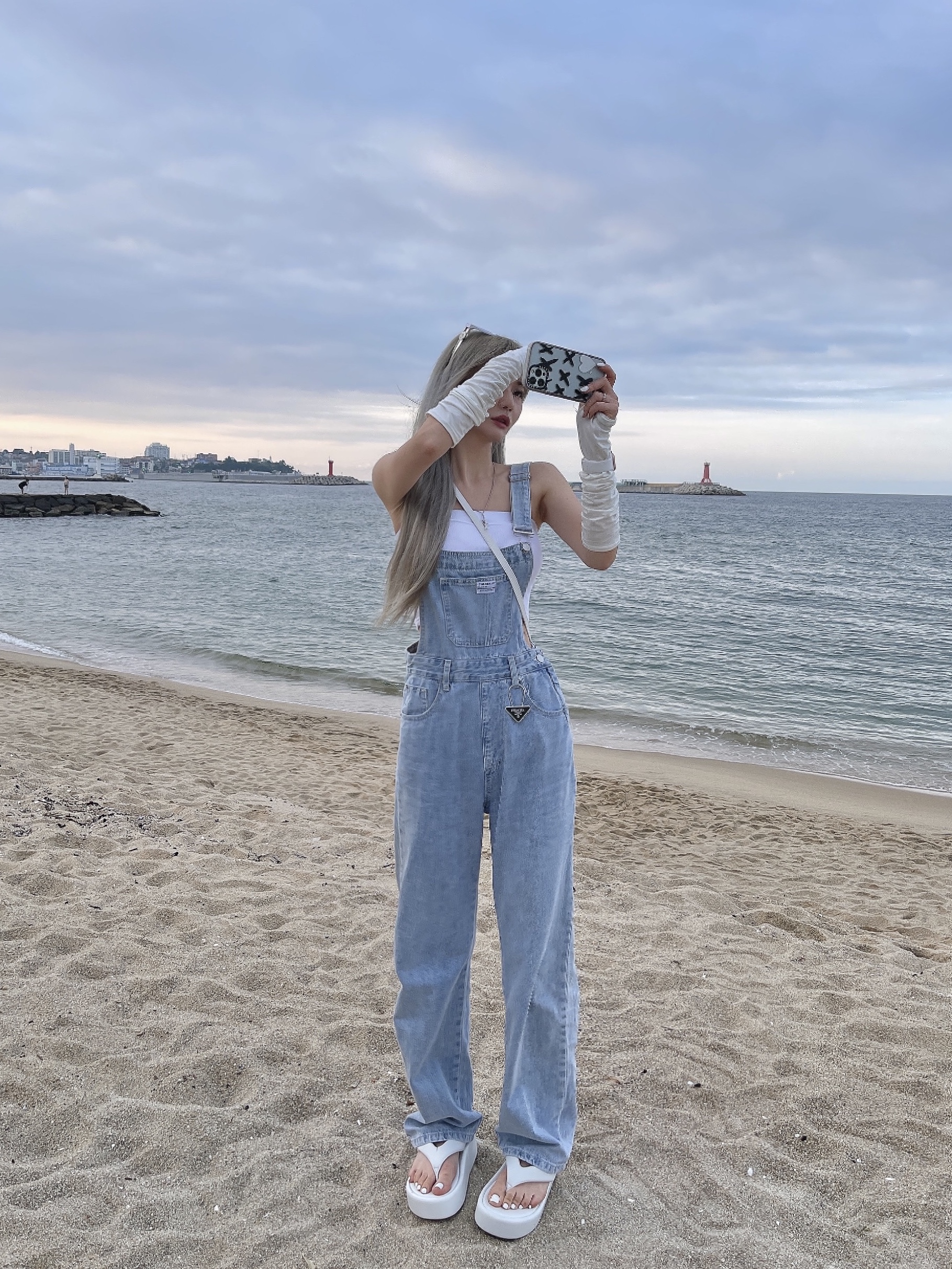 Jacquemus Le Chiquito Signature Leather Mini Handbag White, (W) Balenciaga Smooth Nappa Lambskin Rise Thong Sandal White Black 착용 스타일 - 1