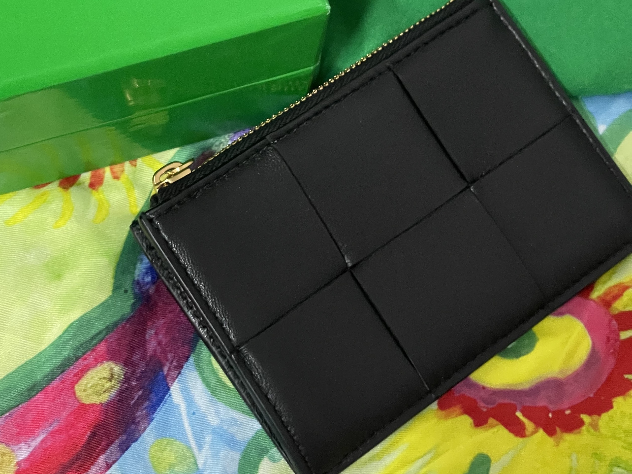 Bottega Veneta Zipped Card Case Black Gold 착용 스타일 - 2
