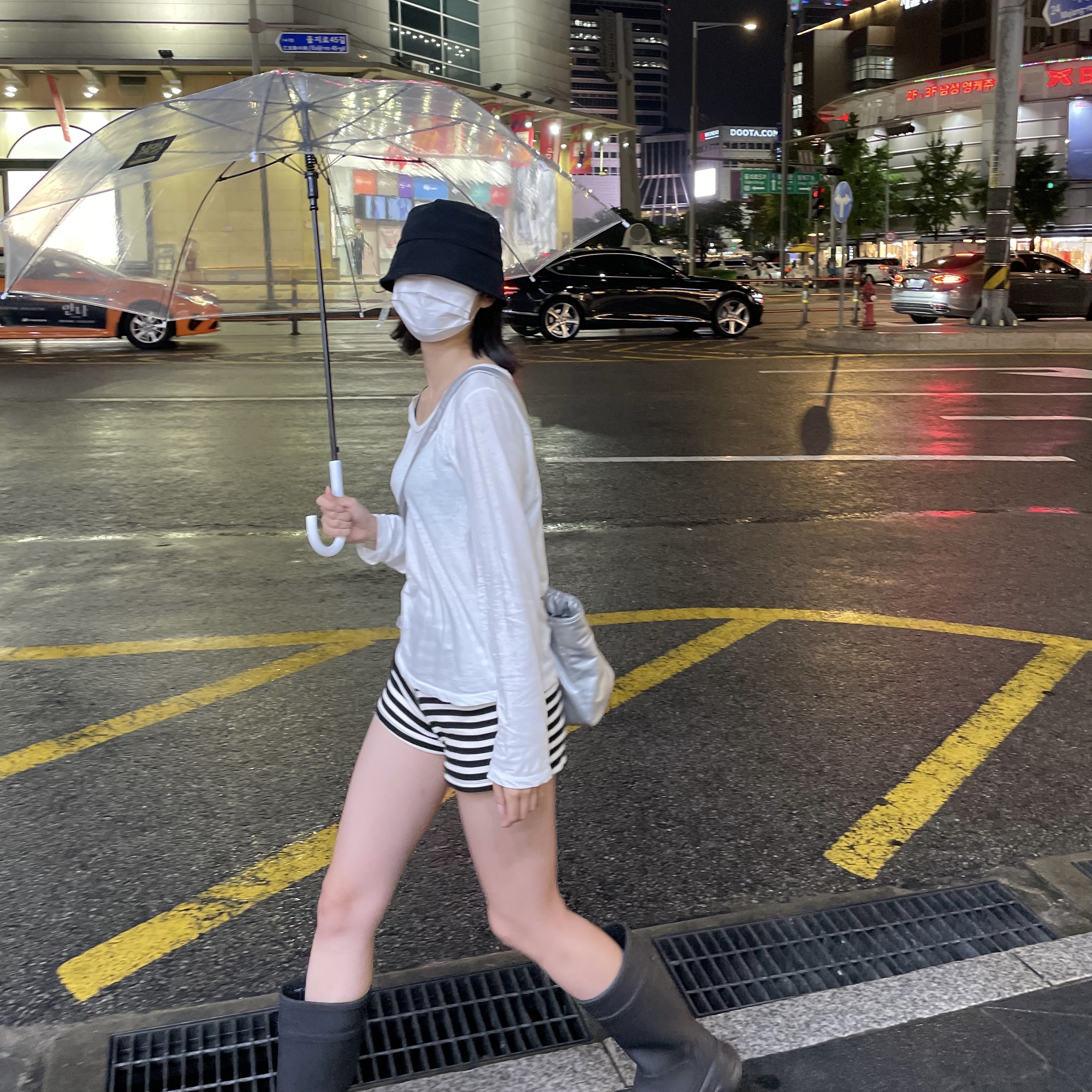 (W) Balenciaga x Crocs Rubber Boot Black 착용 스타일 - 1