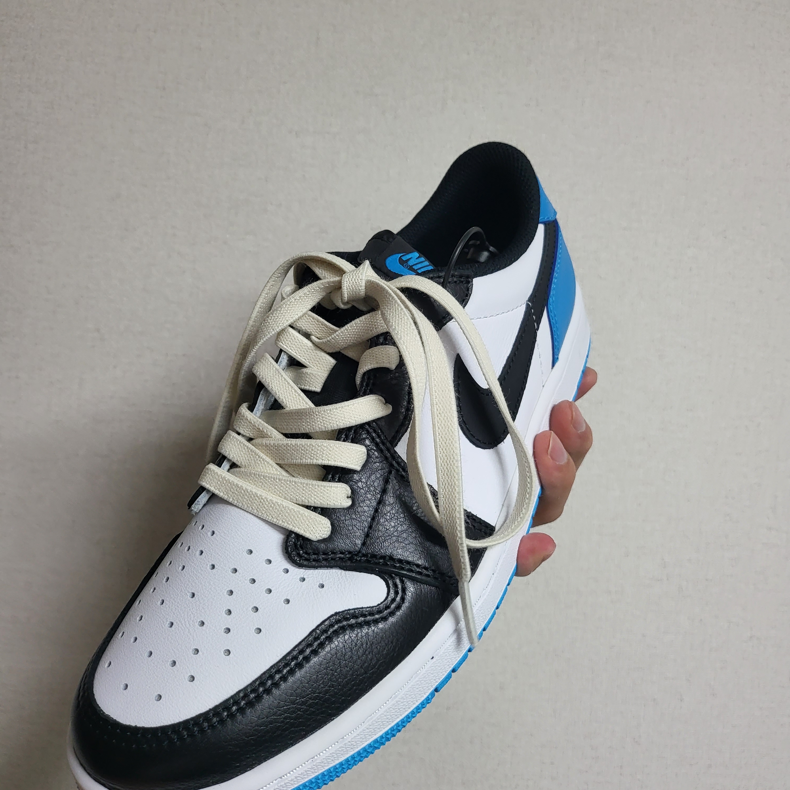 Jordan 1 Retro Low OG Black and Dark Powder Blue 착용 스타일 - 4
