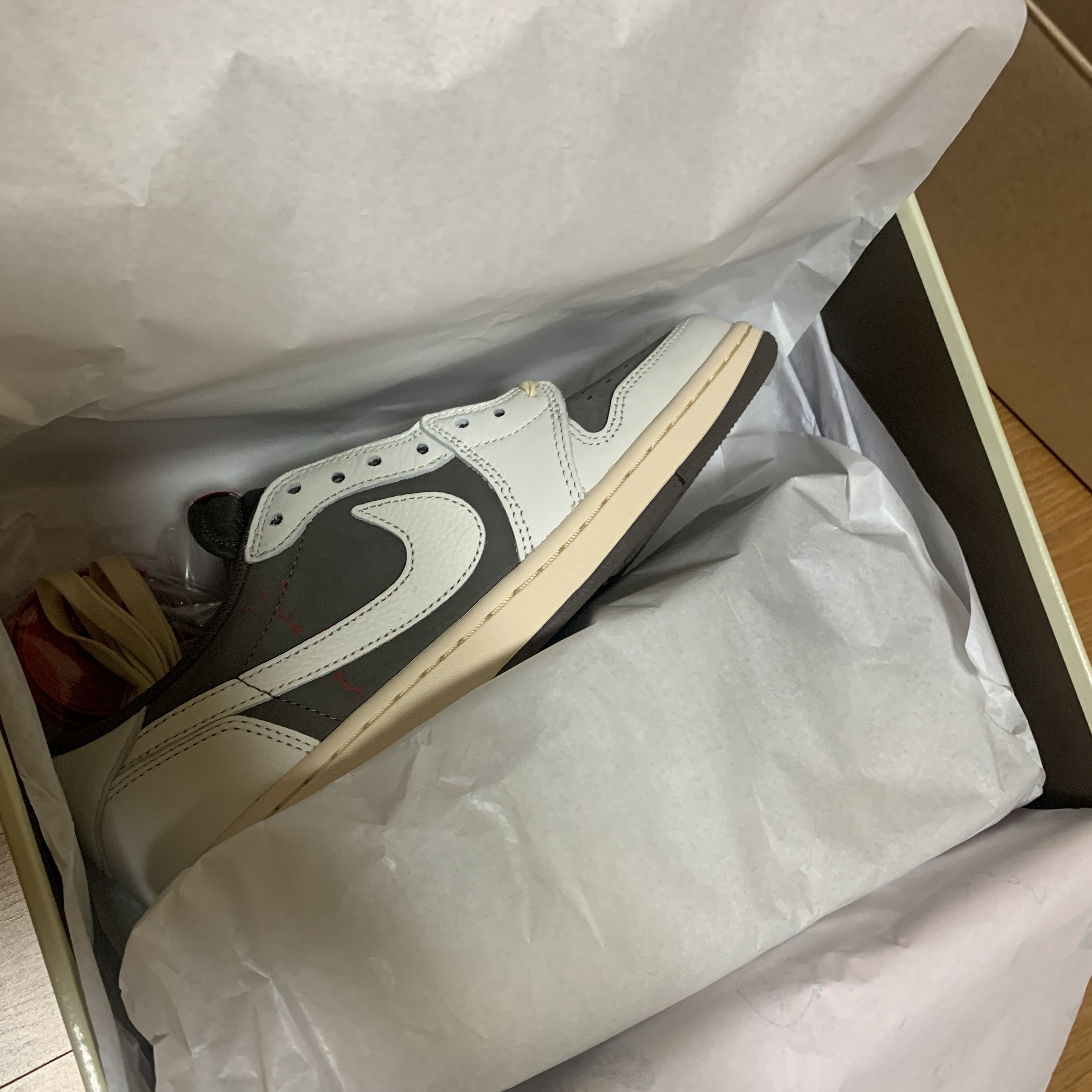 Jordan 1 x Travis Scott Retro Low OG SP Sail and Ridgerock 착용 스타일 - 3