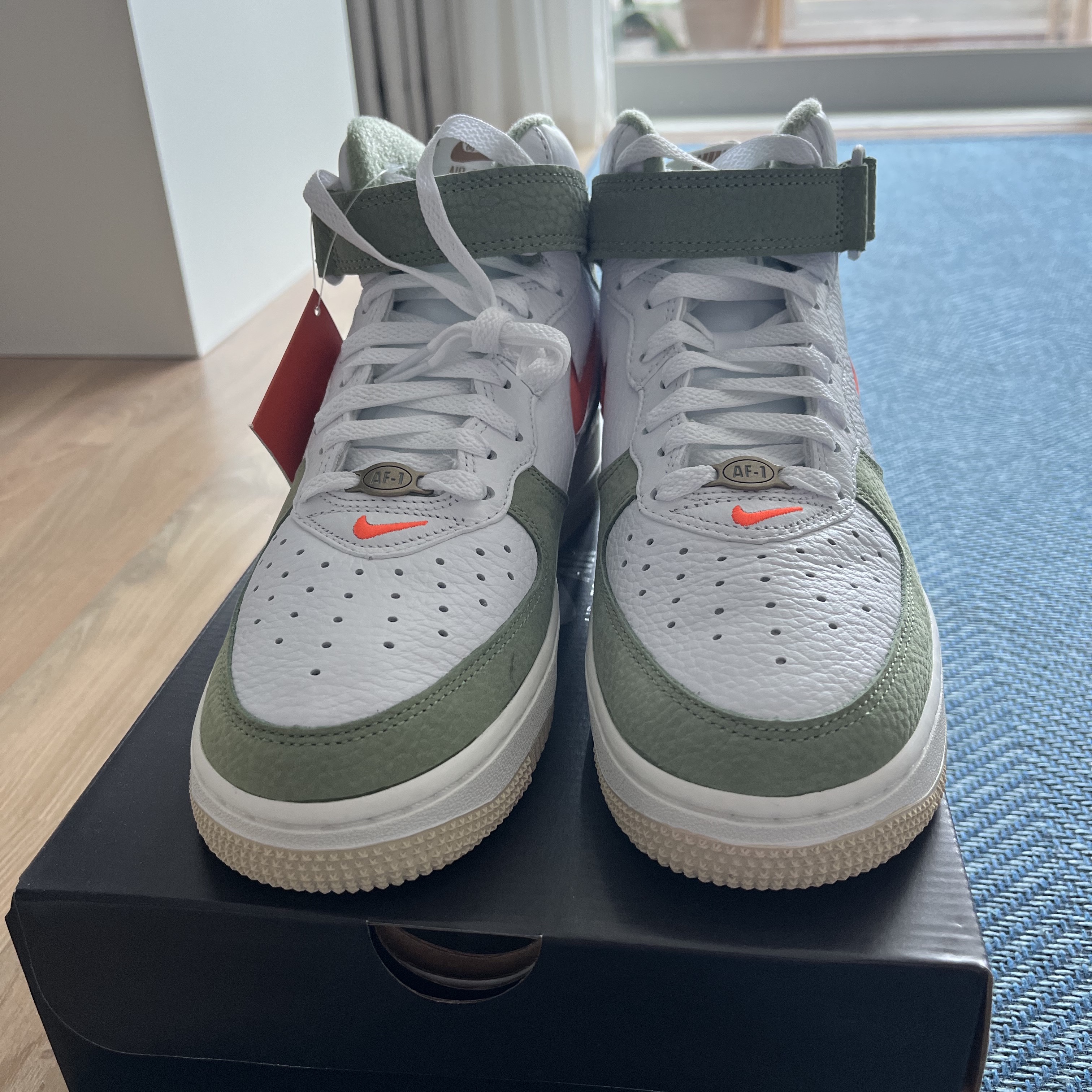 Nike Air Force 1 Mid '07 QS Olive Green and Total Orange 착용 스타일 - 2