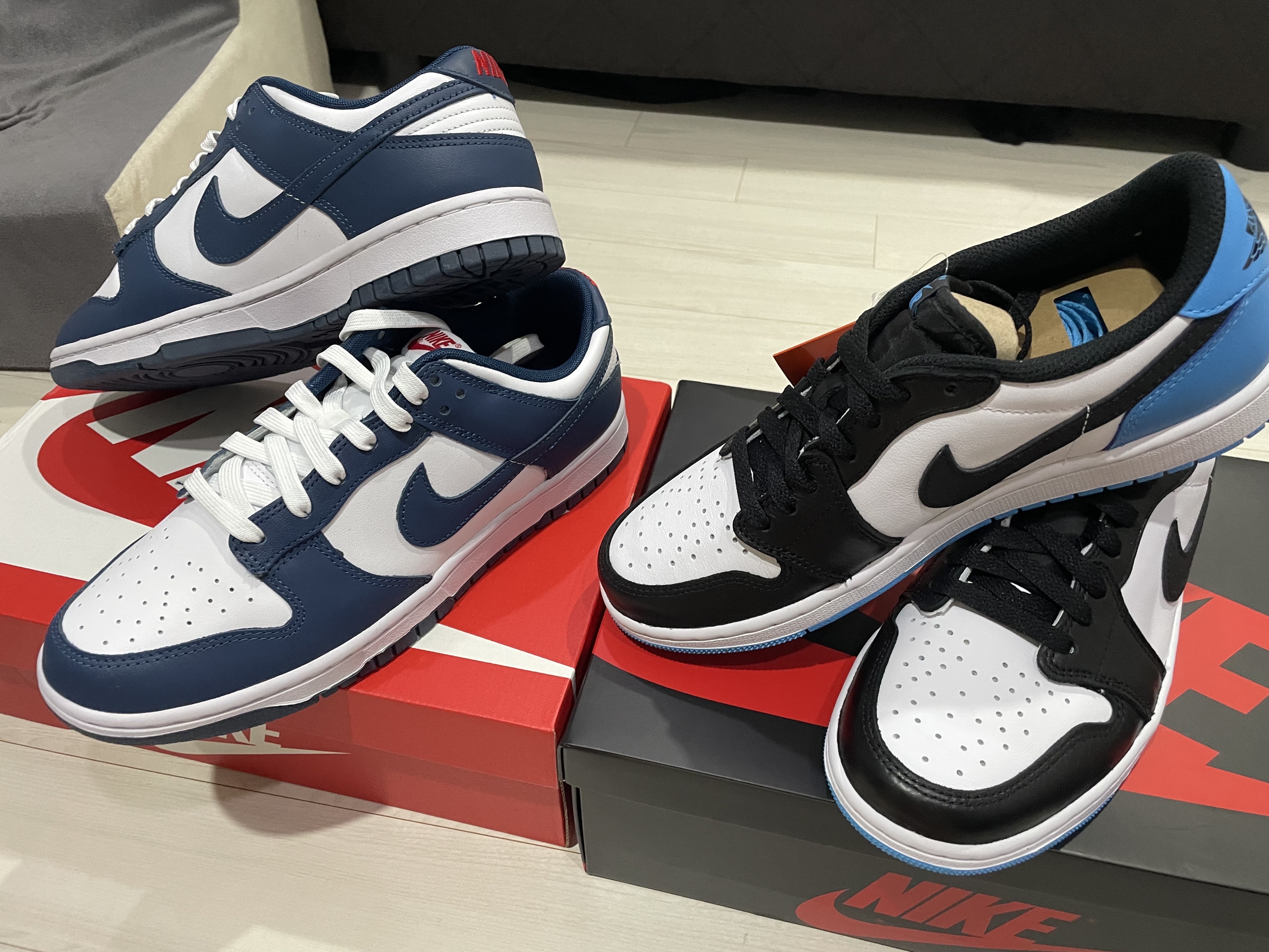 Nike Dunk Low Retro Valerian Blue, Jordan 1 Retro Low OG Black and Dark Powder Blue 착용 스타일 - 1