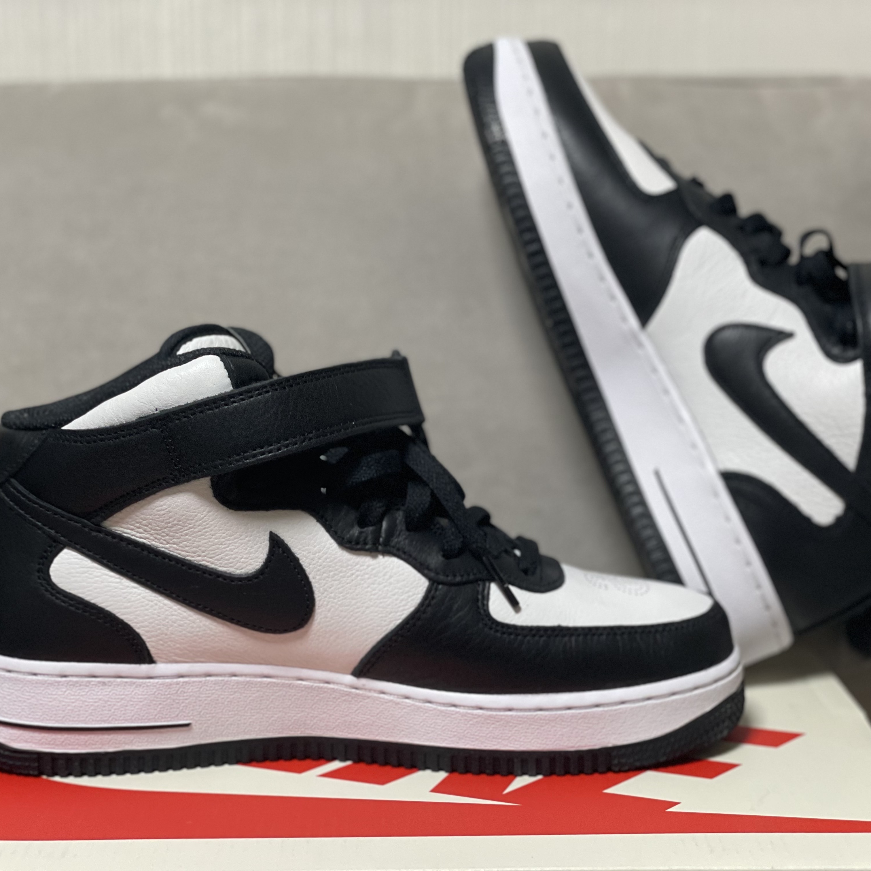 Nike x Stussy Air Force 1 '07 Mid SP Black and Light Bone 착용 스타일 - 3