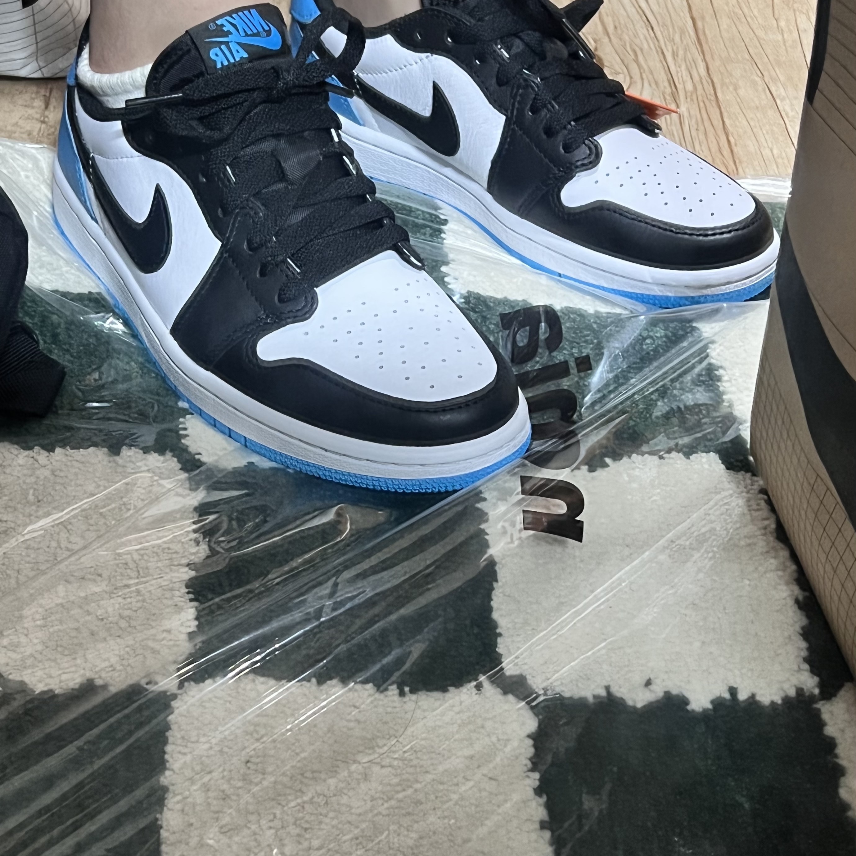Jordan 1 Retro Low OG Black and Dark Powder Blue, (W) Jordan 1 Retro Low OG Black and Dark Powder Blue 착용 스타일 - 2