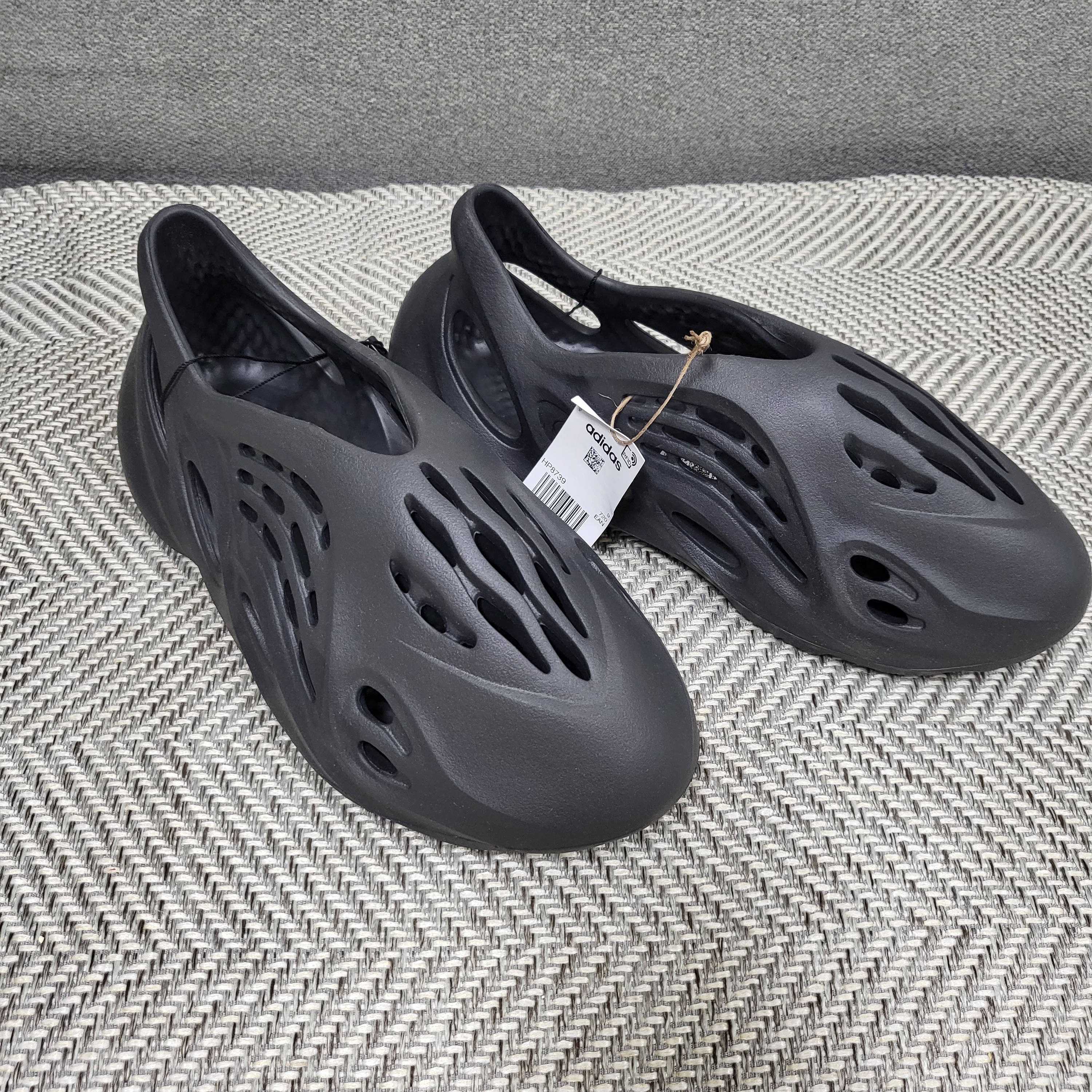 Adidas Yeezy Foam RNNR Onyx 착용 스타일