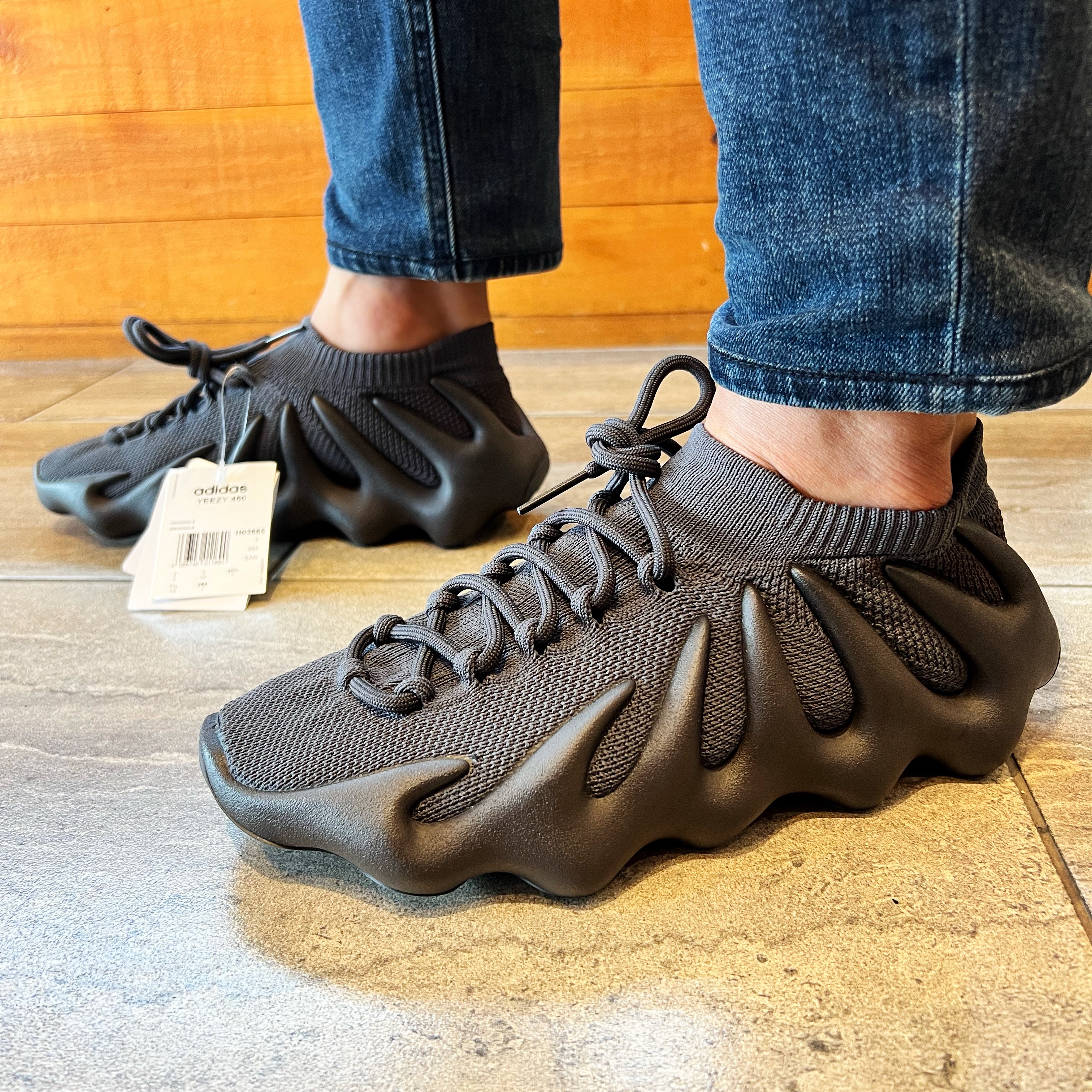 Adidas Yeezy 450 Utility Black 착용 스타일