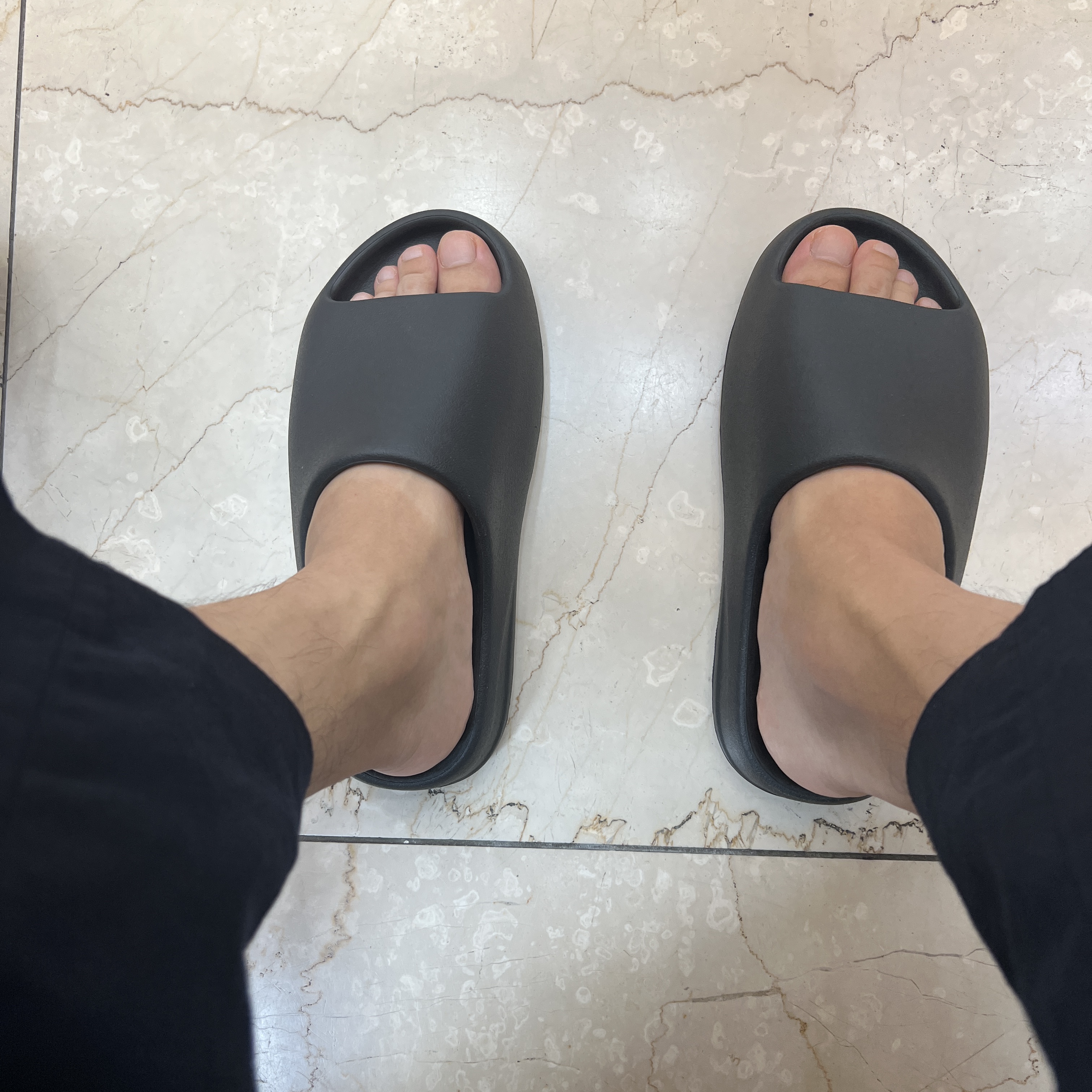 AMI de Coeur T-Shirt Black, Adidas Yeezy Slide Onyx 착용 스타일 - 2