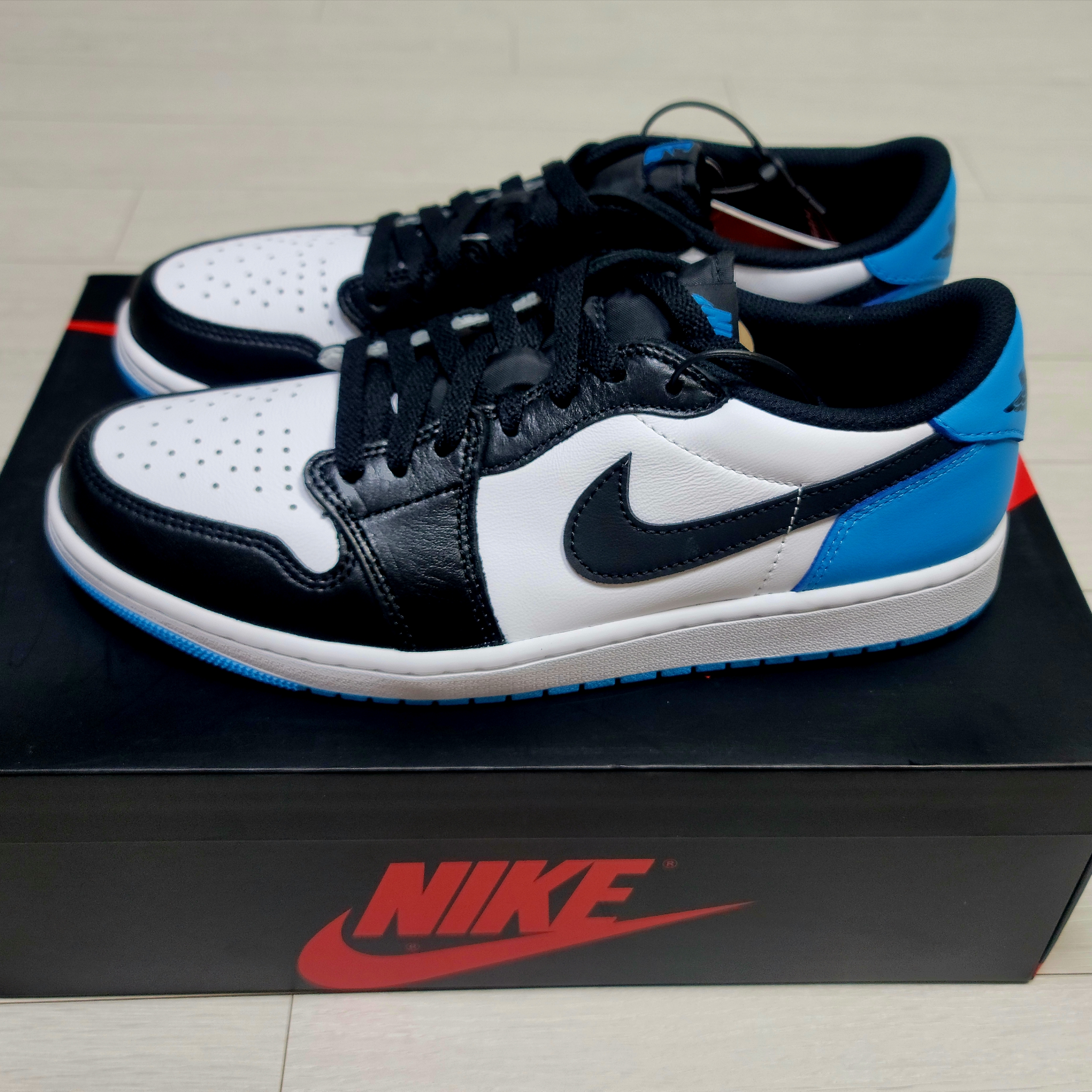 Jordan 1 Retro Low OG Black and Dark Powder Blue 착용 스타일 - 1