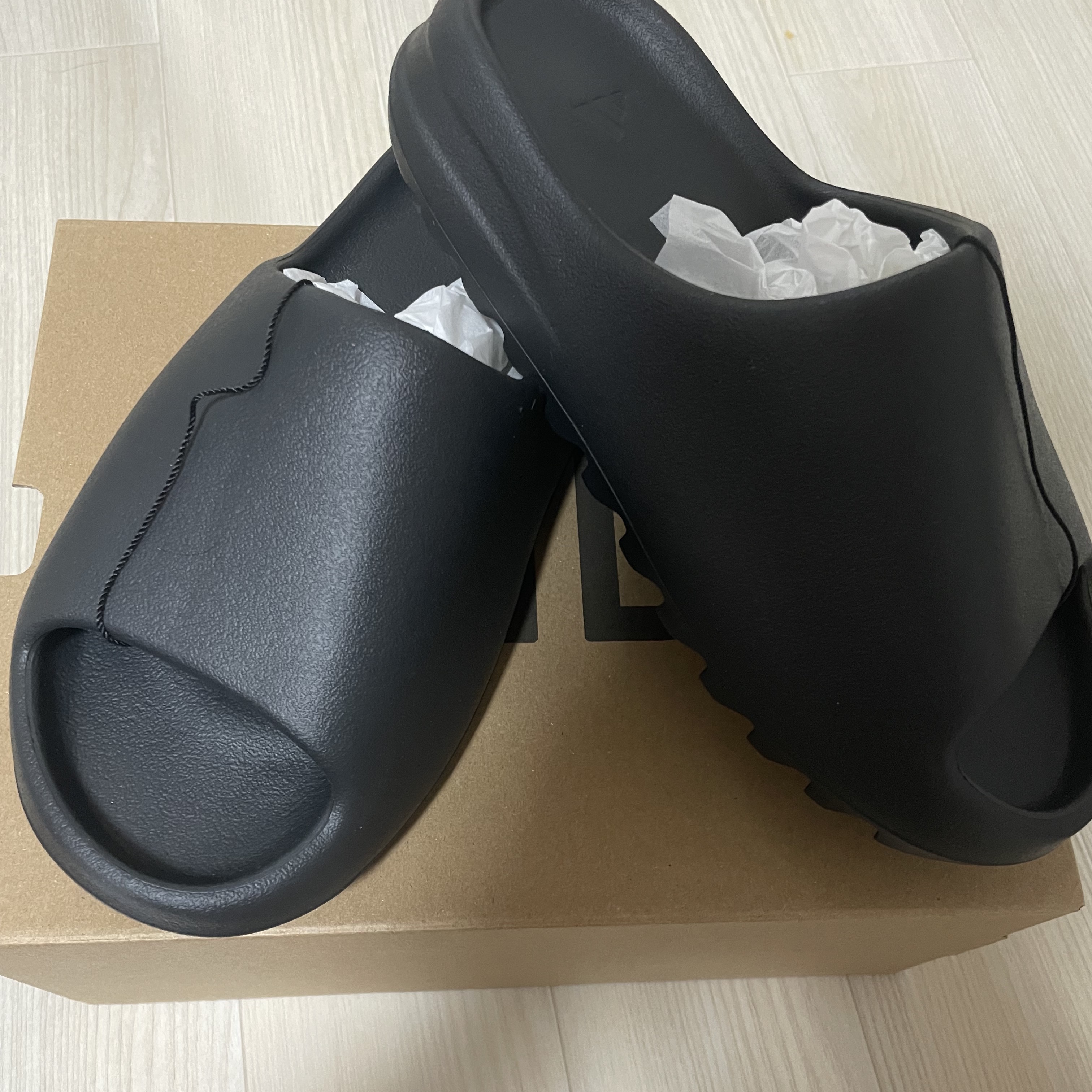 Adidas Yeezy Slide Onyx 착용 스타일