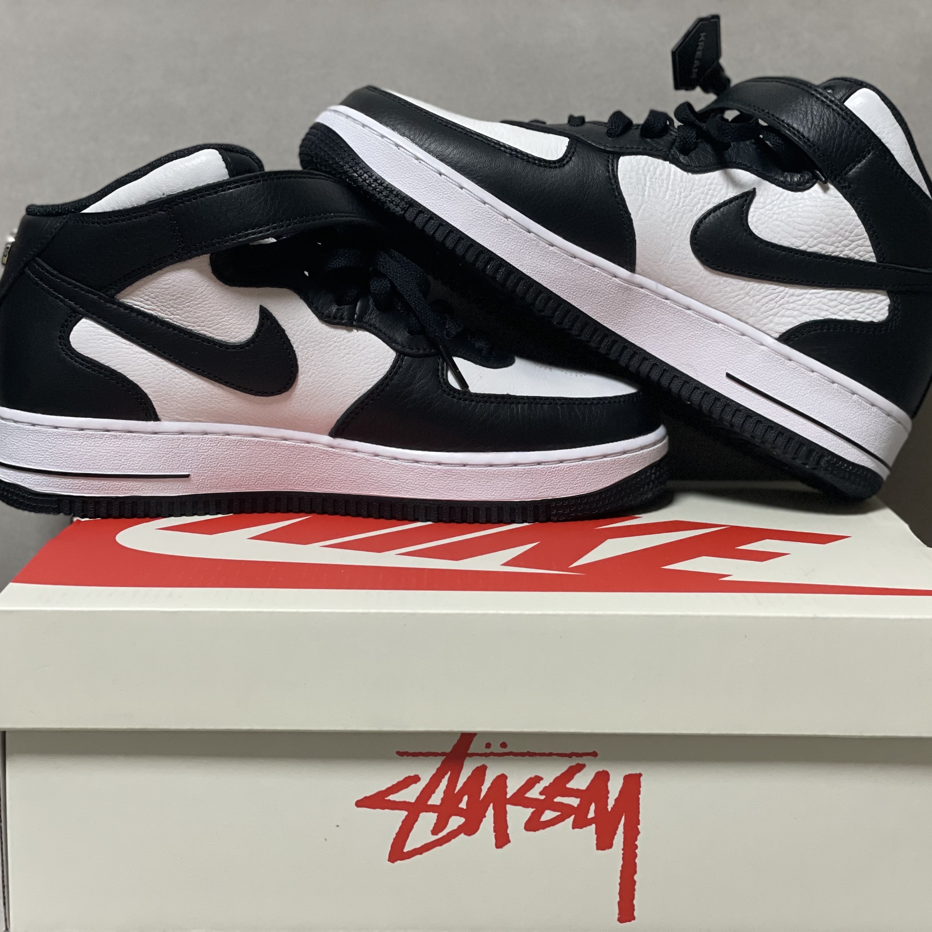Nike x Stussy Air Force 1 '07 Mid SP Black and Light Bone 착용 스타일 - 2
