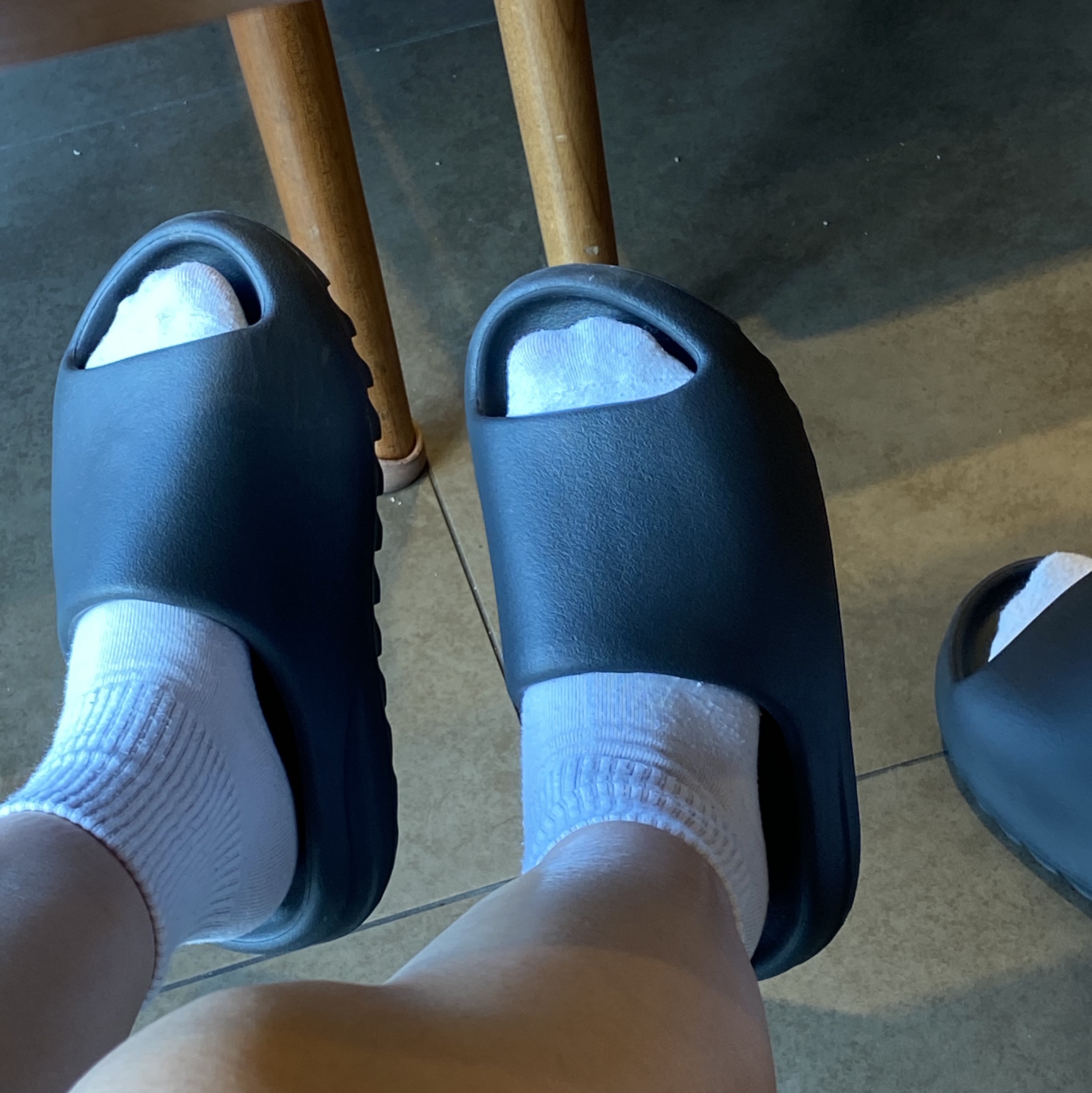 Adidas Yeezy Slide Onyx 착용 스타일 - 1