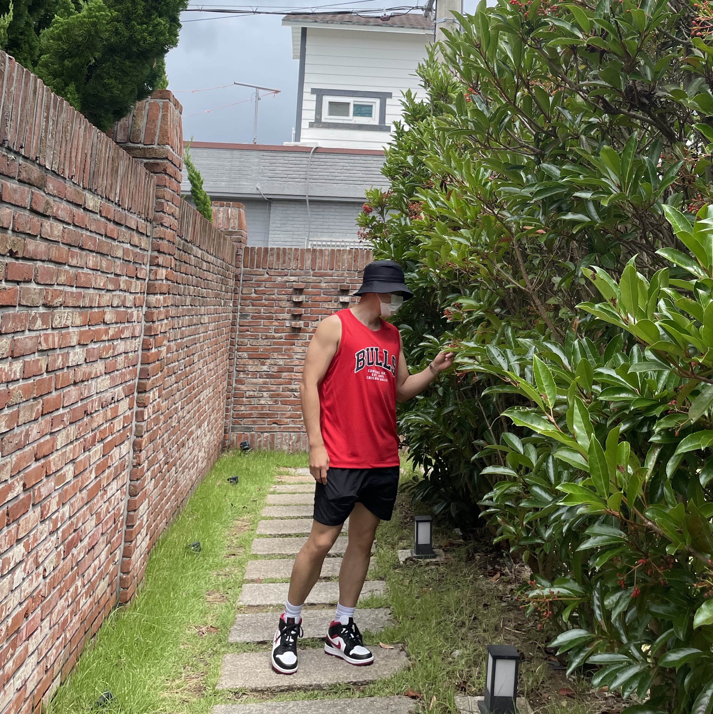 Jordan 1 Mid Gym Red Black White 착용 스타일