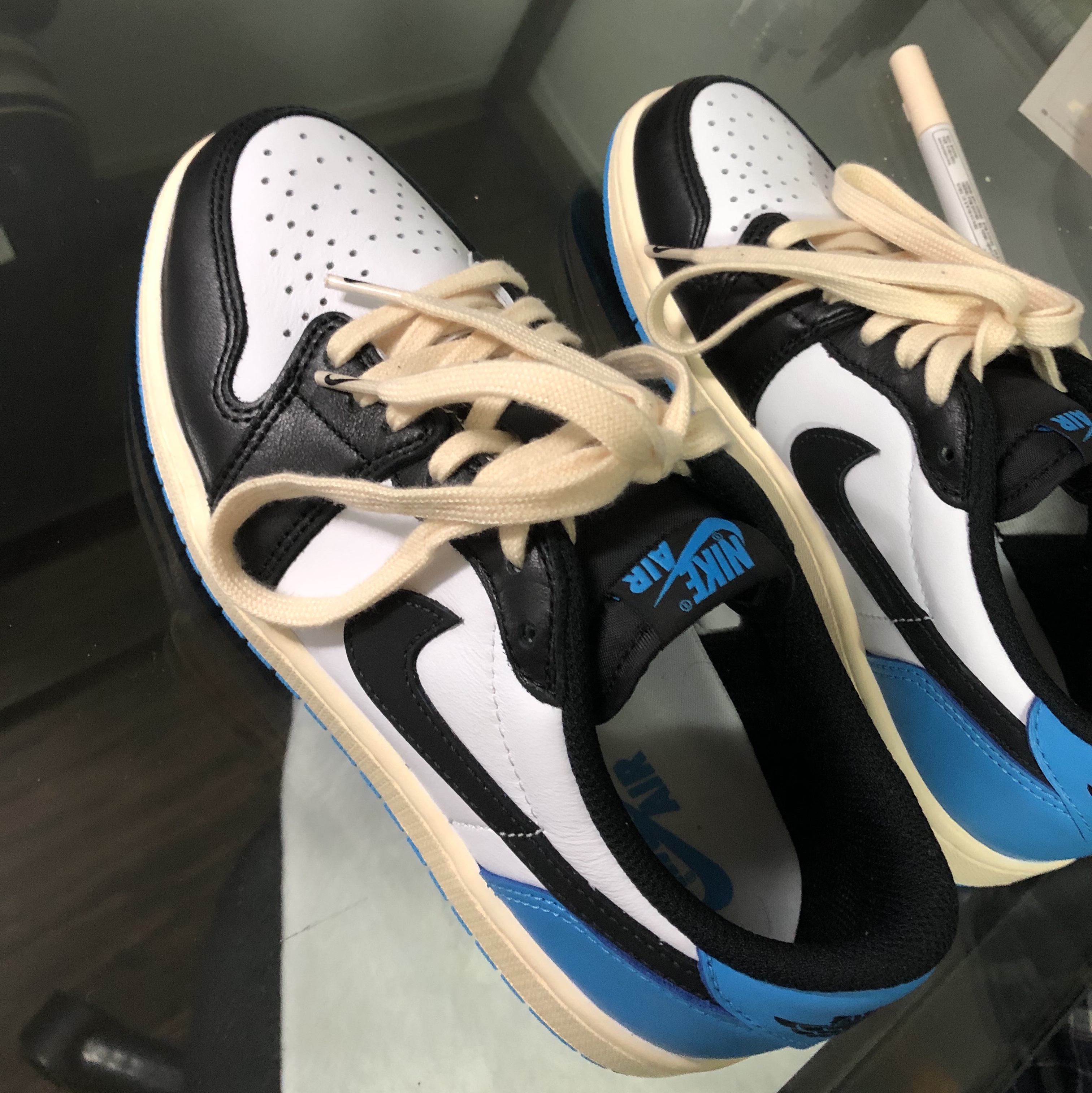 Jordan 1 Retro Low OG Black and Dark Powder Blue 착용 스타일 - 2