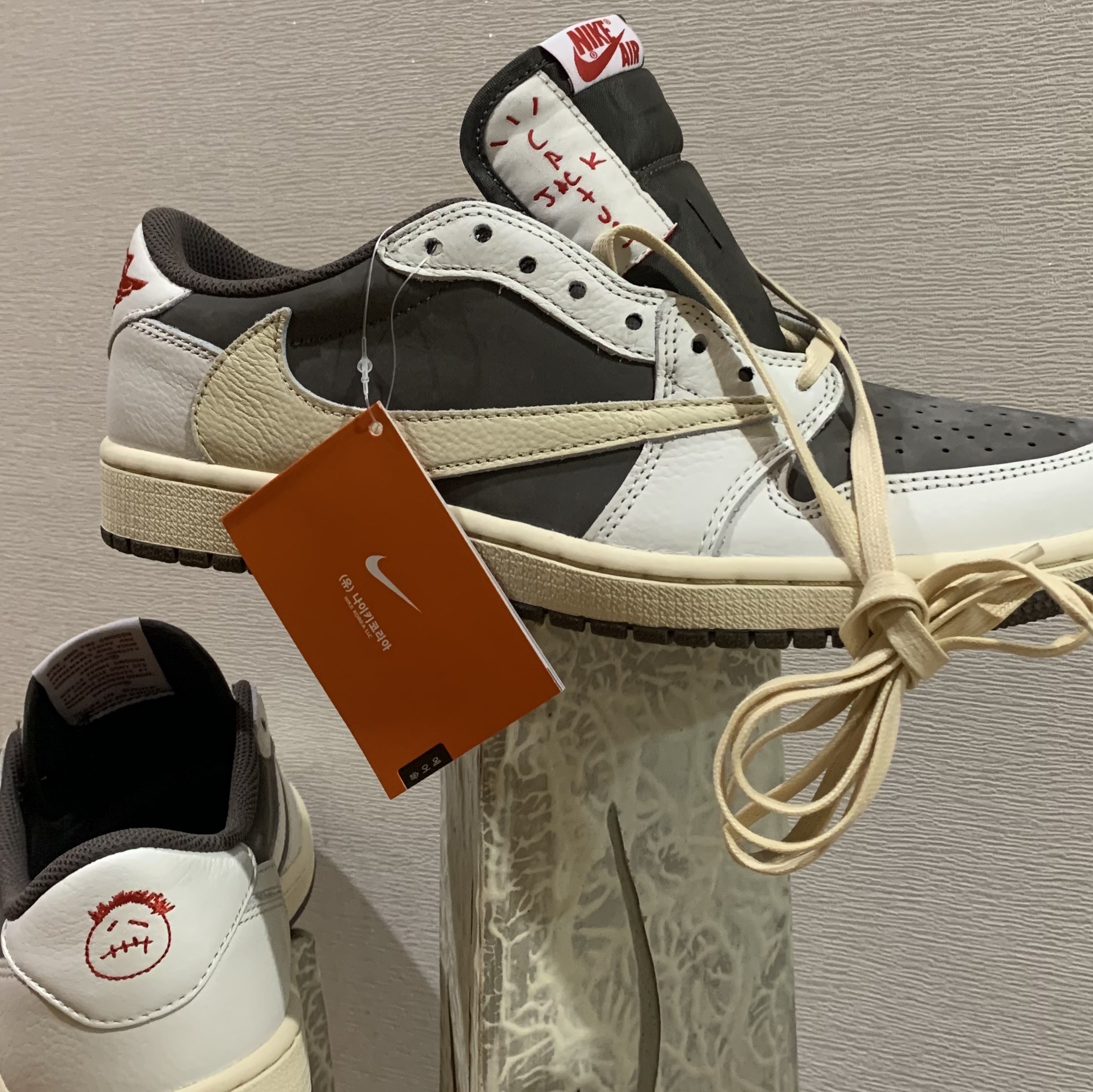 Jordan 1 x Travis Scott Retro Low OG SP Sail and Ridgerock 착용 스타일 - 5