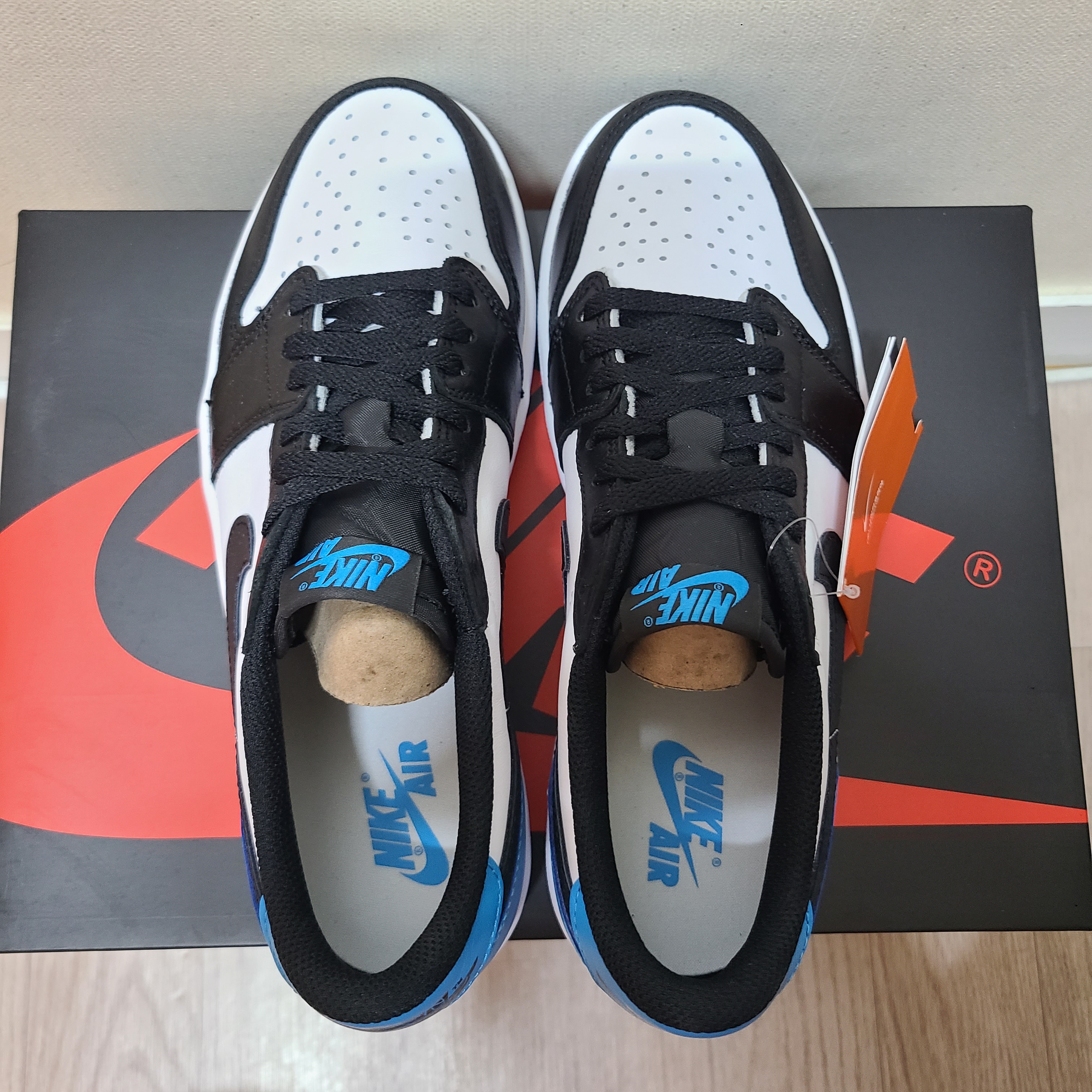 Jordan 1 Retro Low OG Black and Dark Powder Blue 착용 스타일 - 3