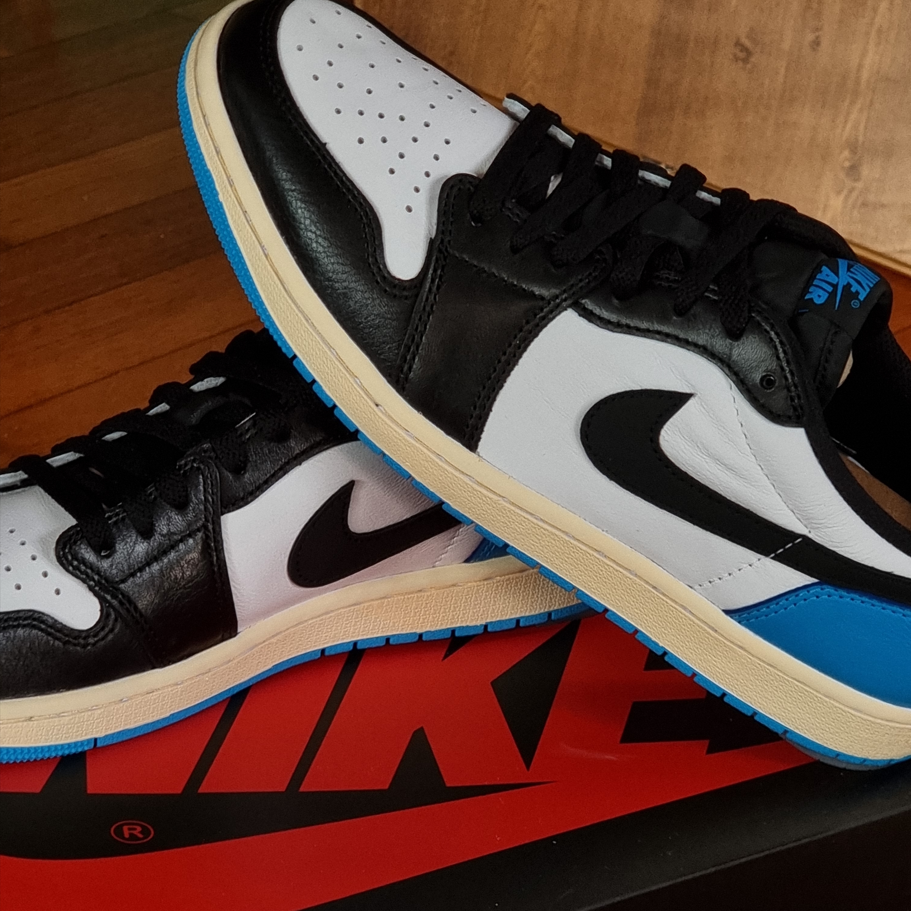 Jordan 1 Retro Low OG Black and Dark Powder Blue 착용 스타일