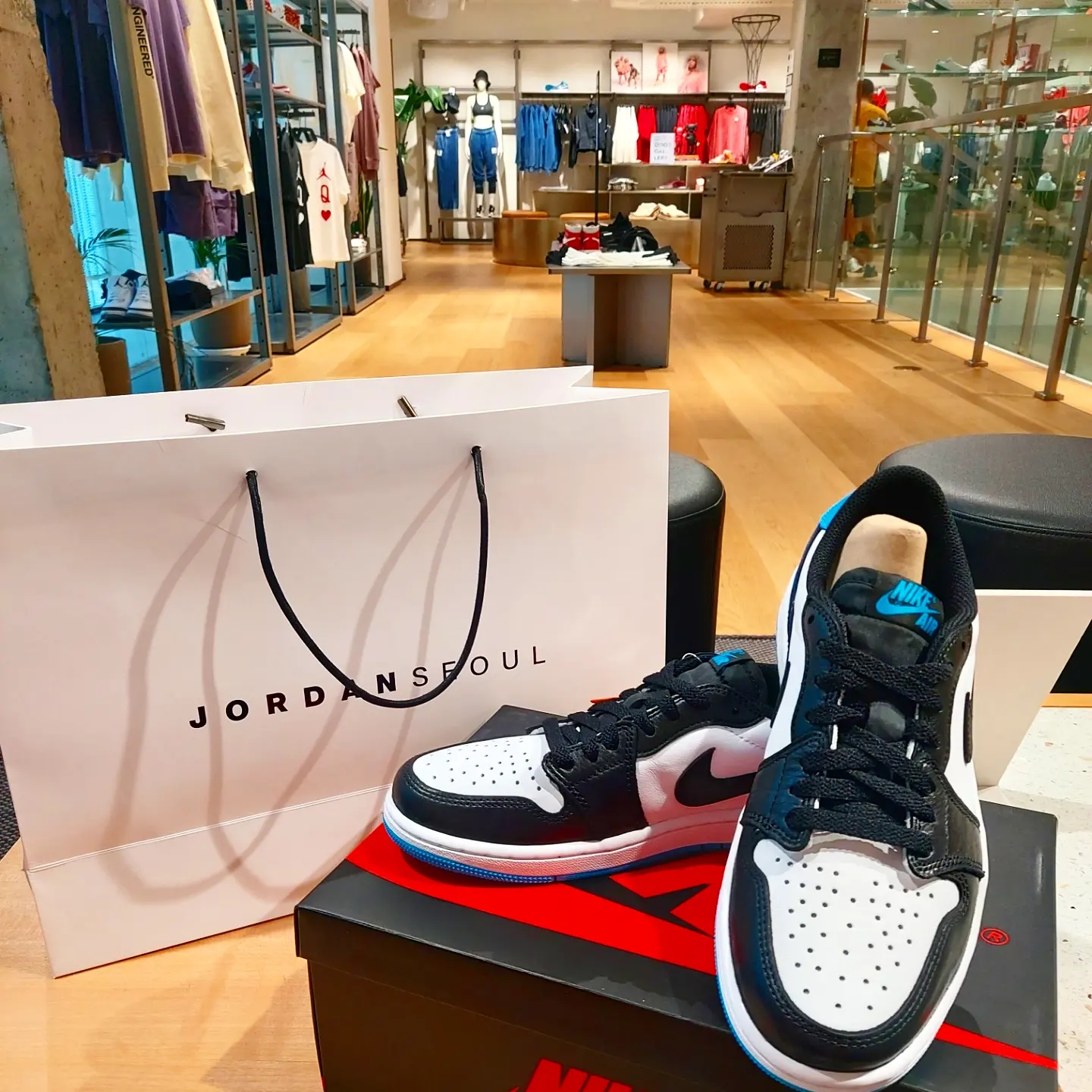Jordan 1 Retro Low OG Black and Dark Powder Blue 착용 스타일 - 1