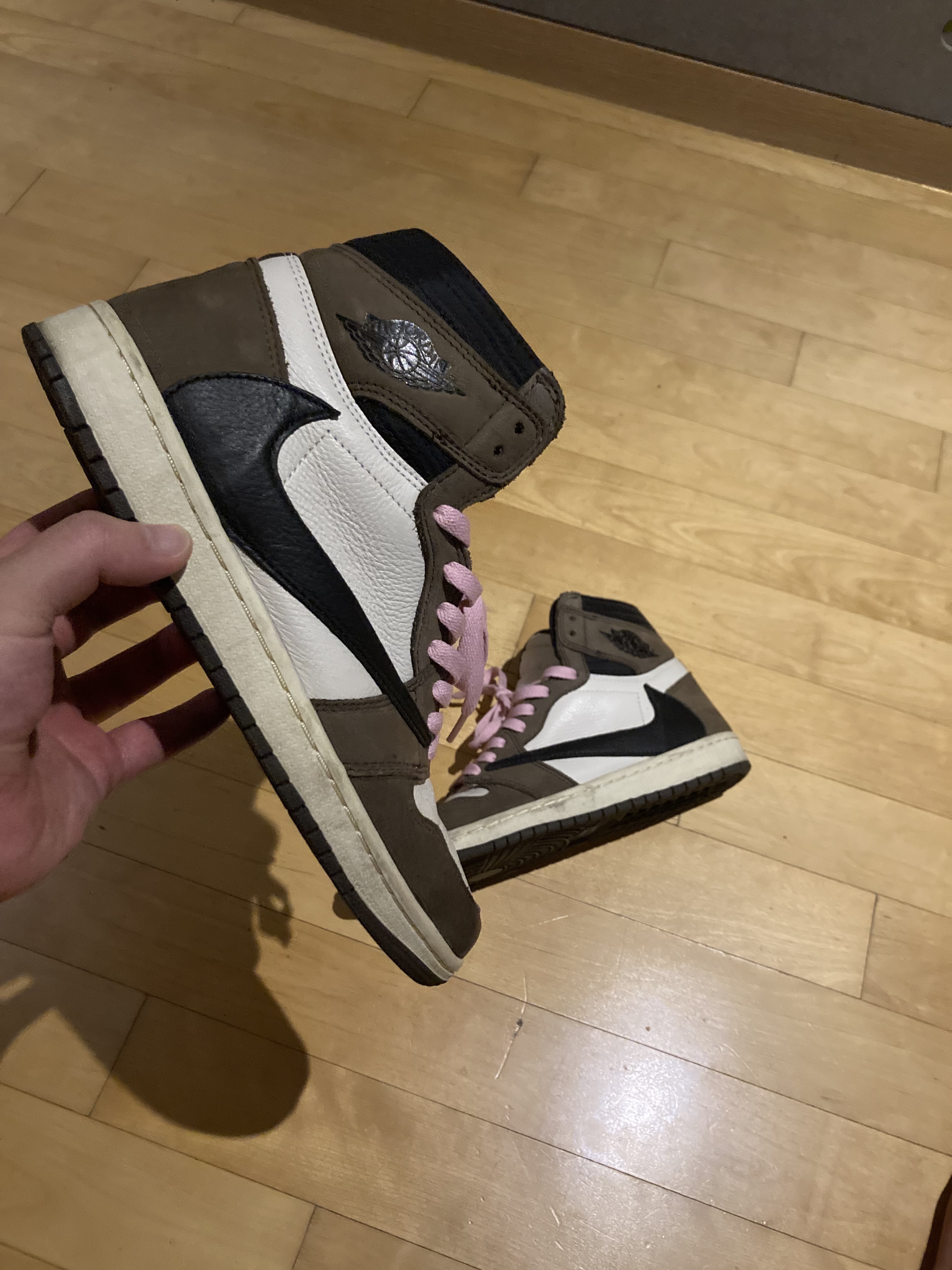 Jordan 1 x Travis Scott Retro Low OG SP Sail and Ridgerock, Jordan 6 x Travis Scott Retro Olive 착용 스타일 - 2